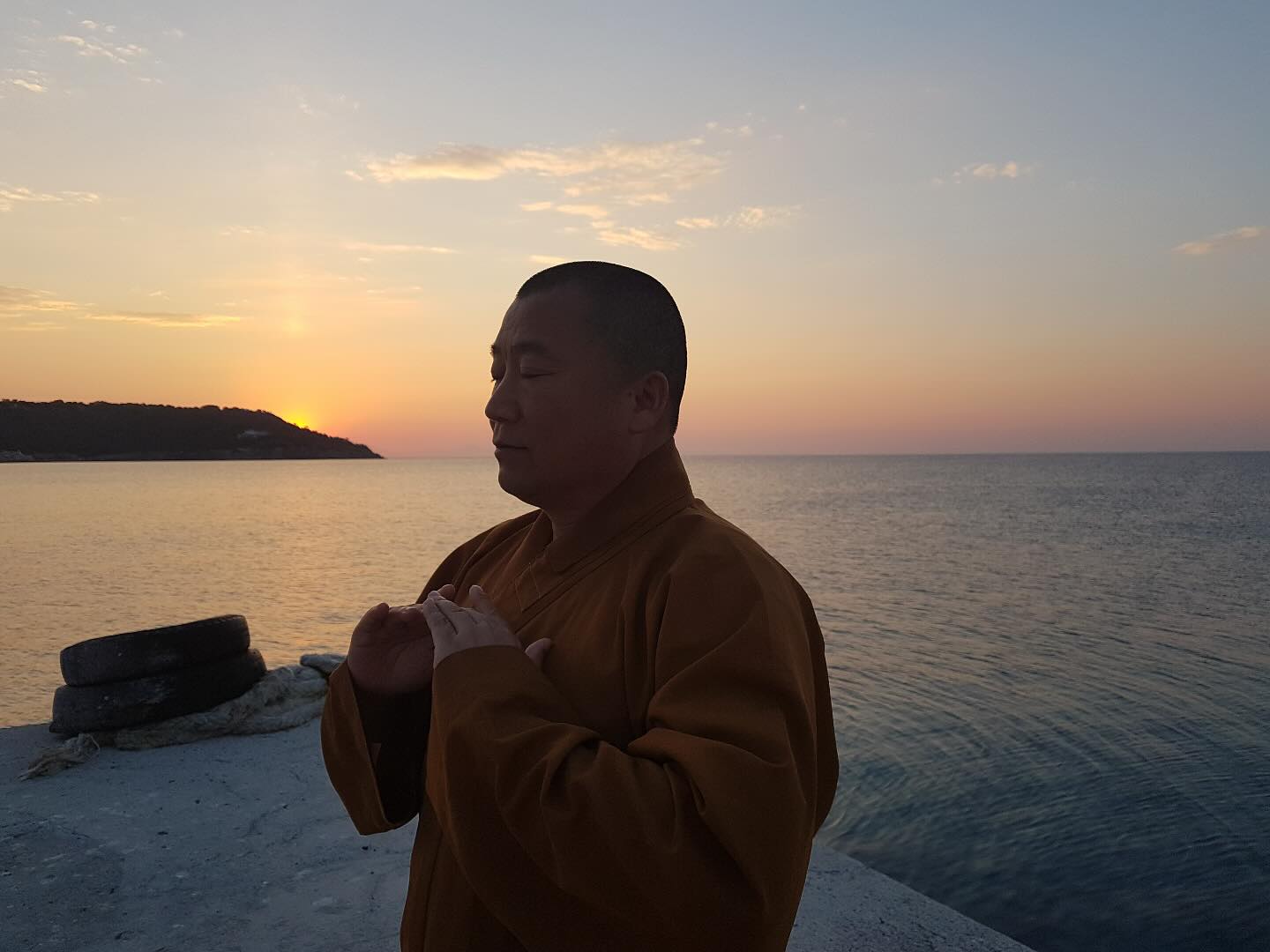 Découvrez Sifu Shi Heng Jun, un Moine Shaolin de la 35e Génération et votre guide pour ce séminaire transformateur ! 🌟
Avec des années d’expérience dans le Kung Fu Shaolin et le Qi Gong, Sifu Shi Heng Jun apporte une sagesse ancestrale et des techniques modernes pour vous aider à renforcer votre corps, votre esprit et votre âme.
📅 Ne manquez pas cette occasion unique de l’apprendre en Haute-Savoie !
👉 Réservez votre place dès maintenant :
📞 07.87.80.38.92
📧 shaolincksf@gmail.com
#KungFuShaolin #QiGong #SifuShiHengJun #artsmartiauxfrançais
