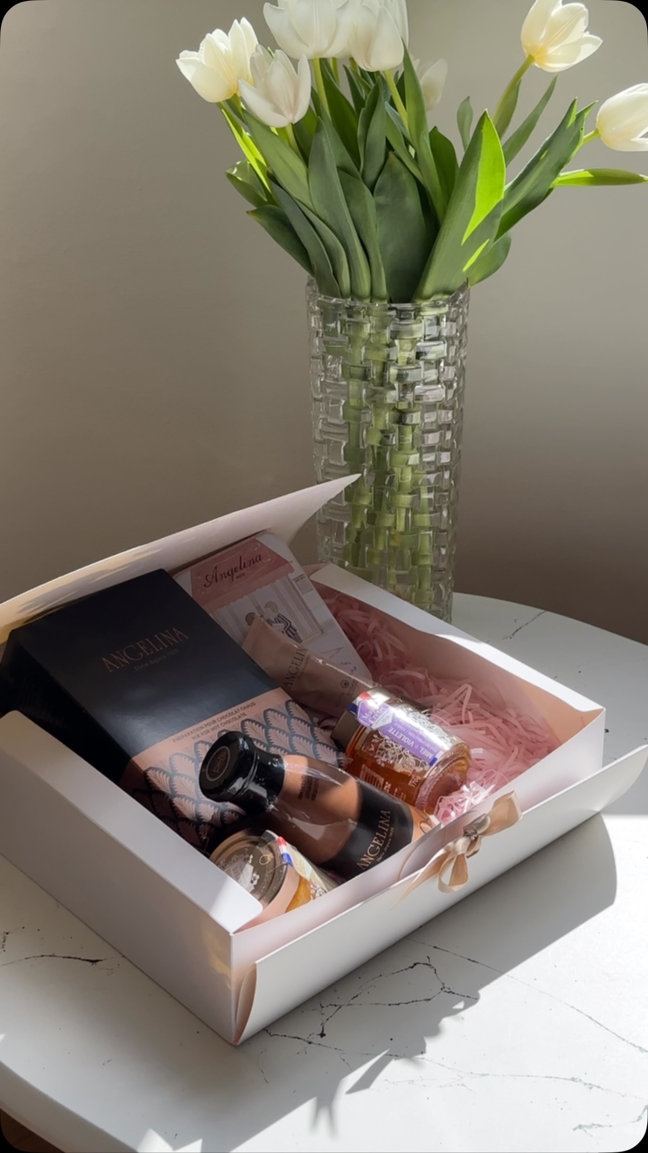 Paris in a box ✨ now available at @feliz_cajas_de_regalo
En Feliz, transformamos cada ocasión en un momento inolvidable. Nos especializamos en cajas de regalo cuidadosamente curadas para nacimientos, cumpleaños, fiestas y celebraciones especiales.
Cada caja está diseñada con amor, cuidando cada detalle, desde el contenido único hasta un empaque elegante que refleja la esencia de la celebración.
Order now🤗
@__sunlover_____ @yarden_meron
#caja #cajaderegalo #cajaregalo #cajapersonalizada #cajaspersonalizadas🎀🎁💐 #cajadulce #paris #angelinaparis #gift #madrid #feliz #cajamagica #premiumbox #parisian #parisianstyle #parisianchic