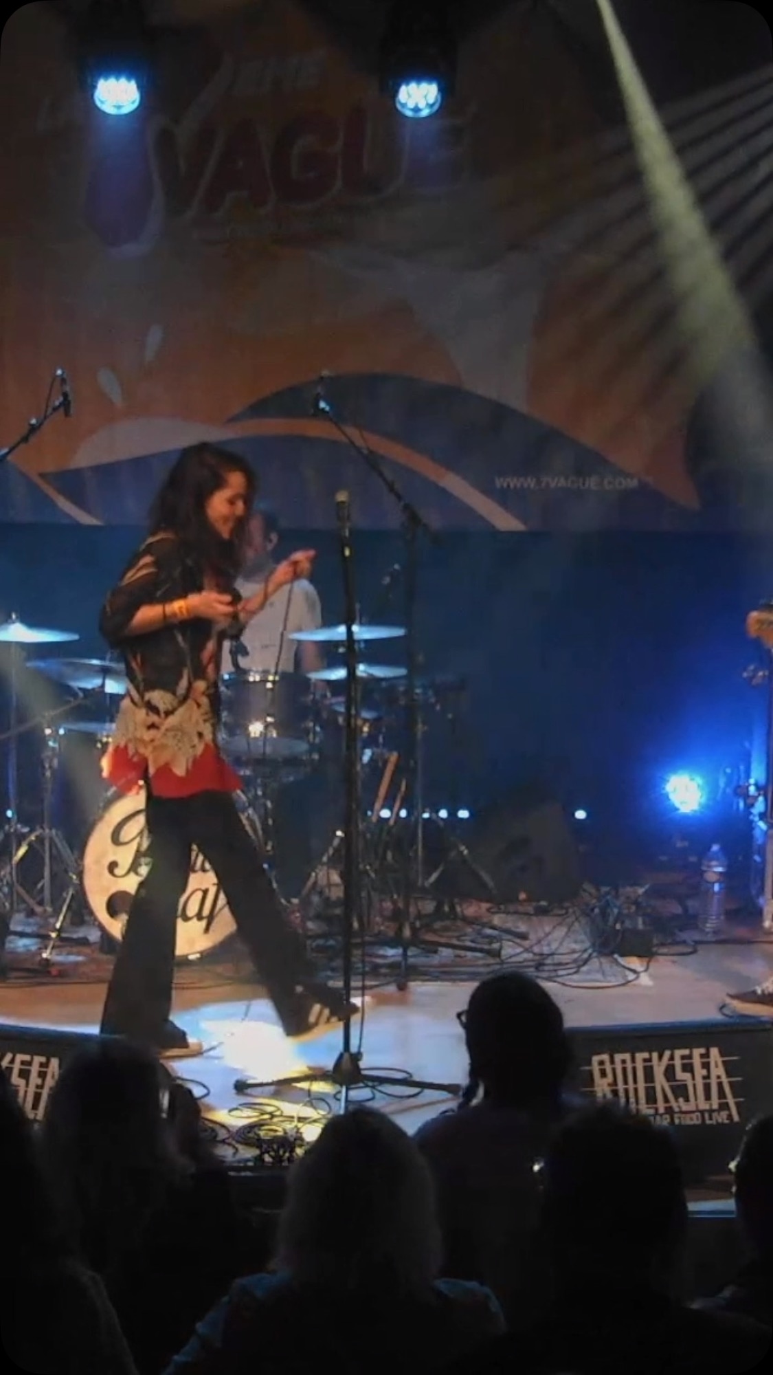 RDV le samedi 26 avril pour la sortie de notre premier album!!! 🔥🔥🔥
Lien billetterie en bio
#rockband #musiclive #drums #eletricguitar #bass #keyboards
#womansinger