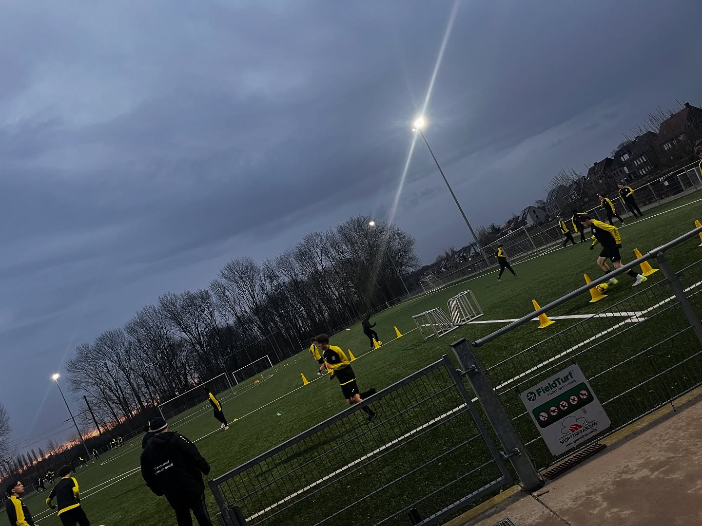 Dag in dag uit werken voor een gezamenlijk doel.
Sterker worden doe je niet alleen. Niet alleen het fysieke aspect maar ook groeien als mens, als jonge adolescent.
Het zal niet altijd gemakkelijk gaan, maar waar een wil is is een weg. En als club weten we ook dat soms de diepste dalen je helpen bij het bereiken van de allerhoogste pieken.
Samen houden we vast aan waarden en normen.
Geloven we in de groei van onze spelers.
Sterken we ons dat samen altijd beter is dan alleen.
Wij zijn er voor jullie!
#oneteam #onedream #bettertogether #growing #liftingeachotherup #investing #maxeffort #thebestisyettocome🔜