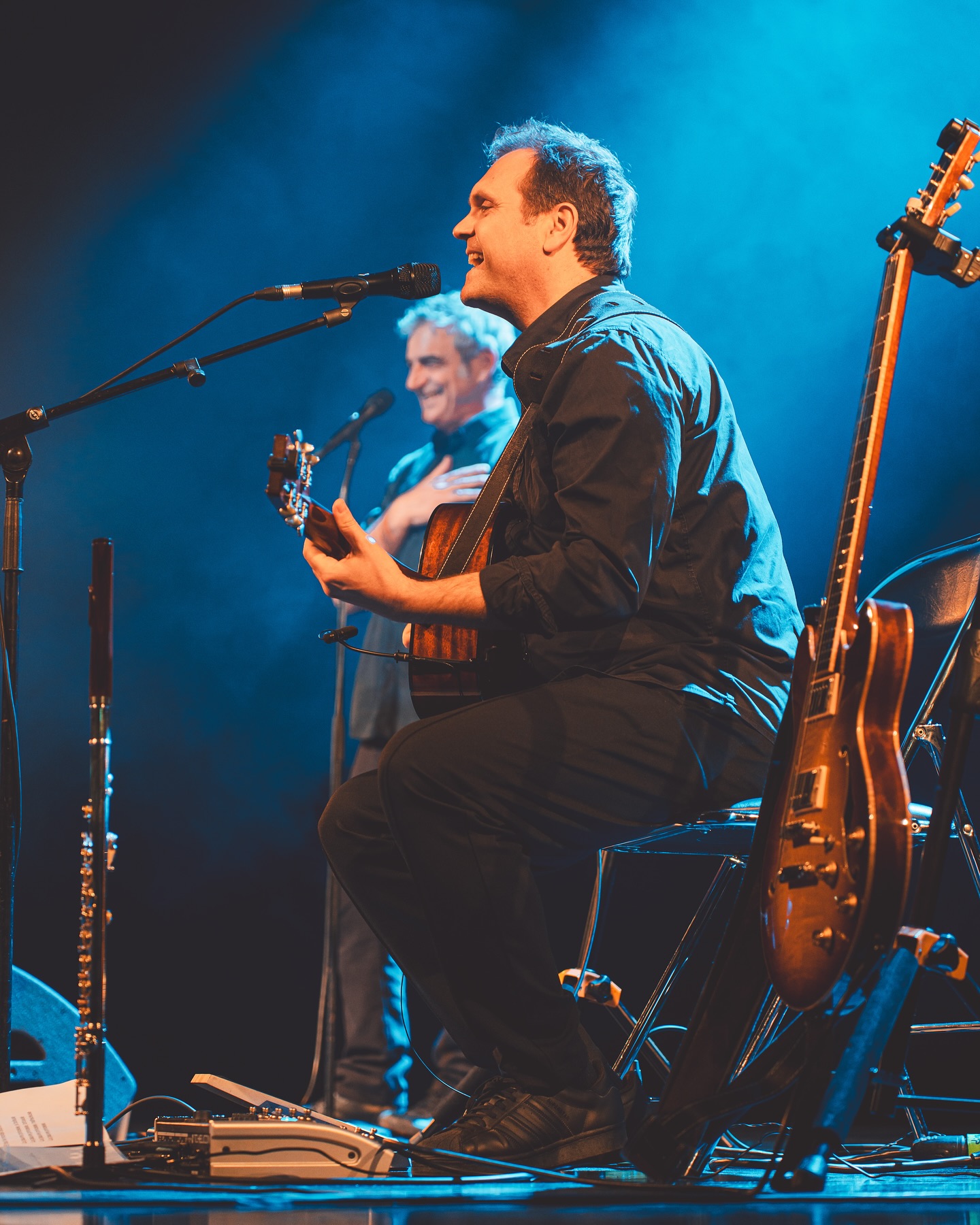 2 ème jour de festival avec deux spectacles scolaires avec la sublime Sultana la Dragone de @mariarobin_art.y.show et le conte presque enchantée Pierre blanche chat noir de @luigi_rignanese_ciea, deux spectacles accompagnés par le dispositif Minomad (@cite_musique_marseille @pim.agesca @lenomad13)✨
Côté pro, c’était une journée dédiée à la programmation diffusion avec une chasse aux artistes et la table ronde Table ronde: Liberté de création, liberté de diffusion 🎤
La journée s’est clôturée par le plateau radio Babel Minots pour inaugurer cette 11ème édition 📻
On se retrouve ce soir avec :
18h → @theatreodeon_marseille
POMPON POMPON @pascalparisot_officiel (complet)
18h30 → @cite_musique_marseille
TANKA SILENCIO @cie.fracas
🎫 billetterie disponible sur le site de la @cite_musique_marseille