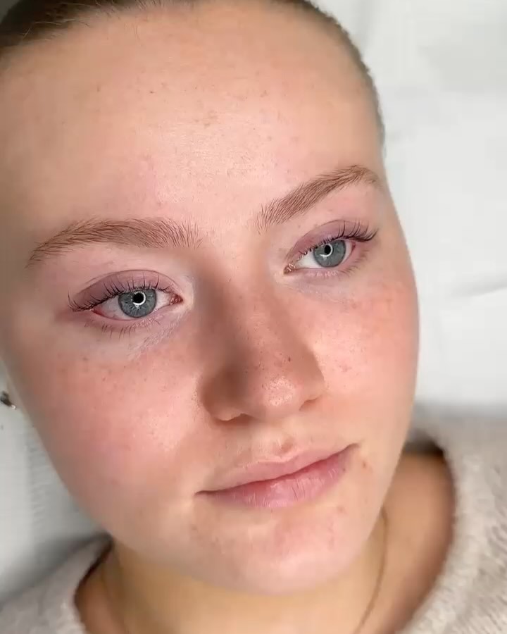 ✨ Vippeløft utført av Rada på JK Beauty ✨
Er du klar for å våkne med perfekt bølgete vipper hver dag? Rada har virkelig gjort magi med dette vippeløftet, og resultatet er både naturlig og fantastisk! 🖤
Kom til oss og få den ultimate vippeløft-oplevelsen! #Vippeløft #JKBeauty #RadaMagic #VipperSomVarer #NaturligeVipper #Microblading #JKBeauty #RadaMagic #PerfekteBryn #NaturligeBryn #microbladingoslo #bryn #brynlaminering #vippeløft #lashlift #pmu #permanentmakeup