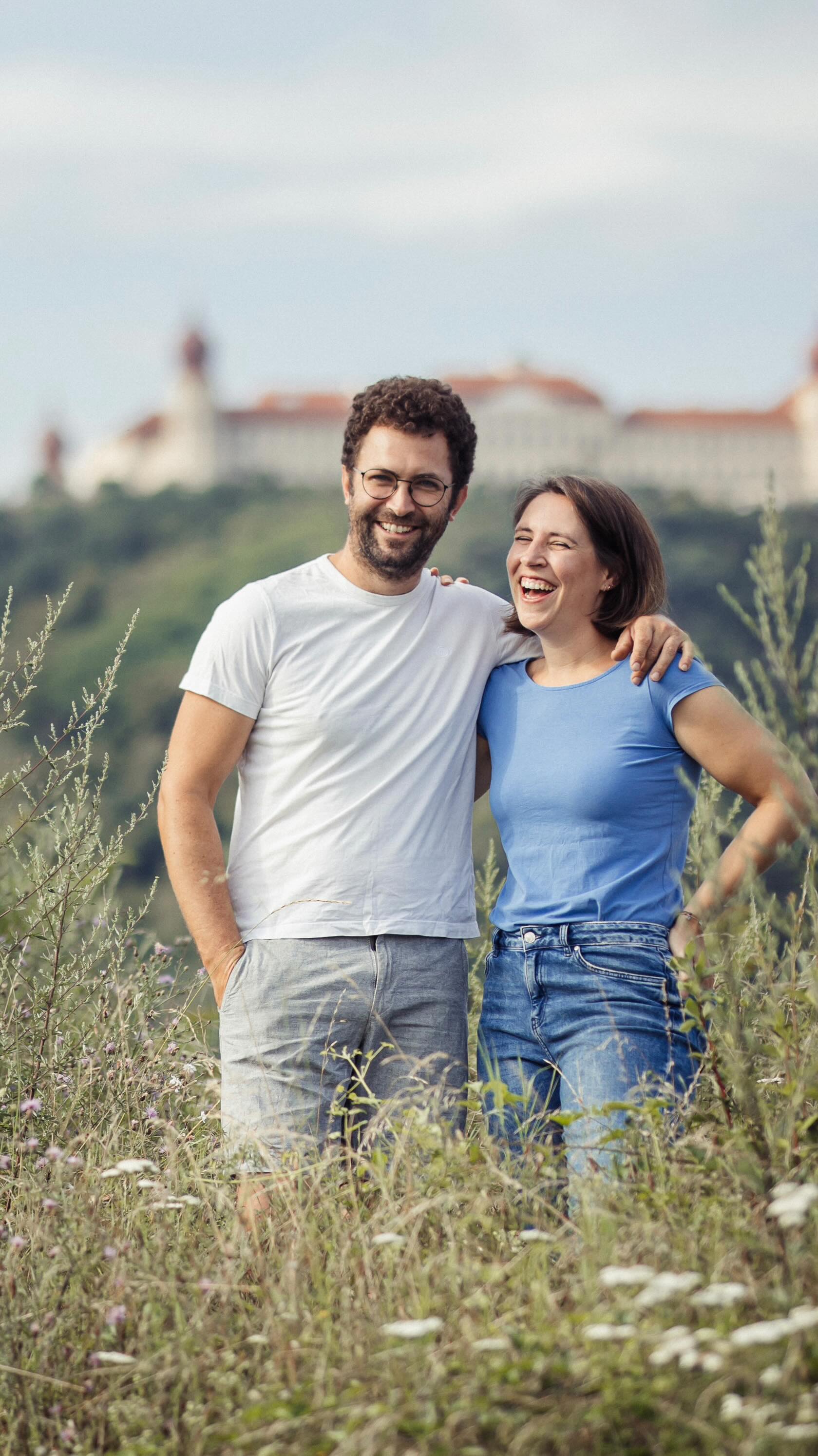 Sodom und Gomorra bei den Jungen Wilden Winzern? Jetzt ist’s offiziell 😛 Wir freuen uns, dass wir jetzt auch Barbara und Franz Zederbauer vom @bioweingutzederbauer aus dem wunderschönen Kremstal zu unserer Truppe dazu zählen dürfen! 🥳 Es gab schon mehrere Fränze und Barbaras, aber die zwei hier solltet ihr unbedingt kennen lernen, denn der Riesling aus diesem Keller schmeckt schon um 9:30 besser, als der Kaffe in der Früh 😉 Ihr könnt die beiden und ihre Weine kommenden Mittwoch beim BARTAKEOVER kennen lernen - also: see you there! 🍾🍾
#jungewildewinzer #weingutzederbauer #crewlove #kremstal #austrianwine