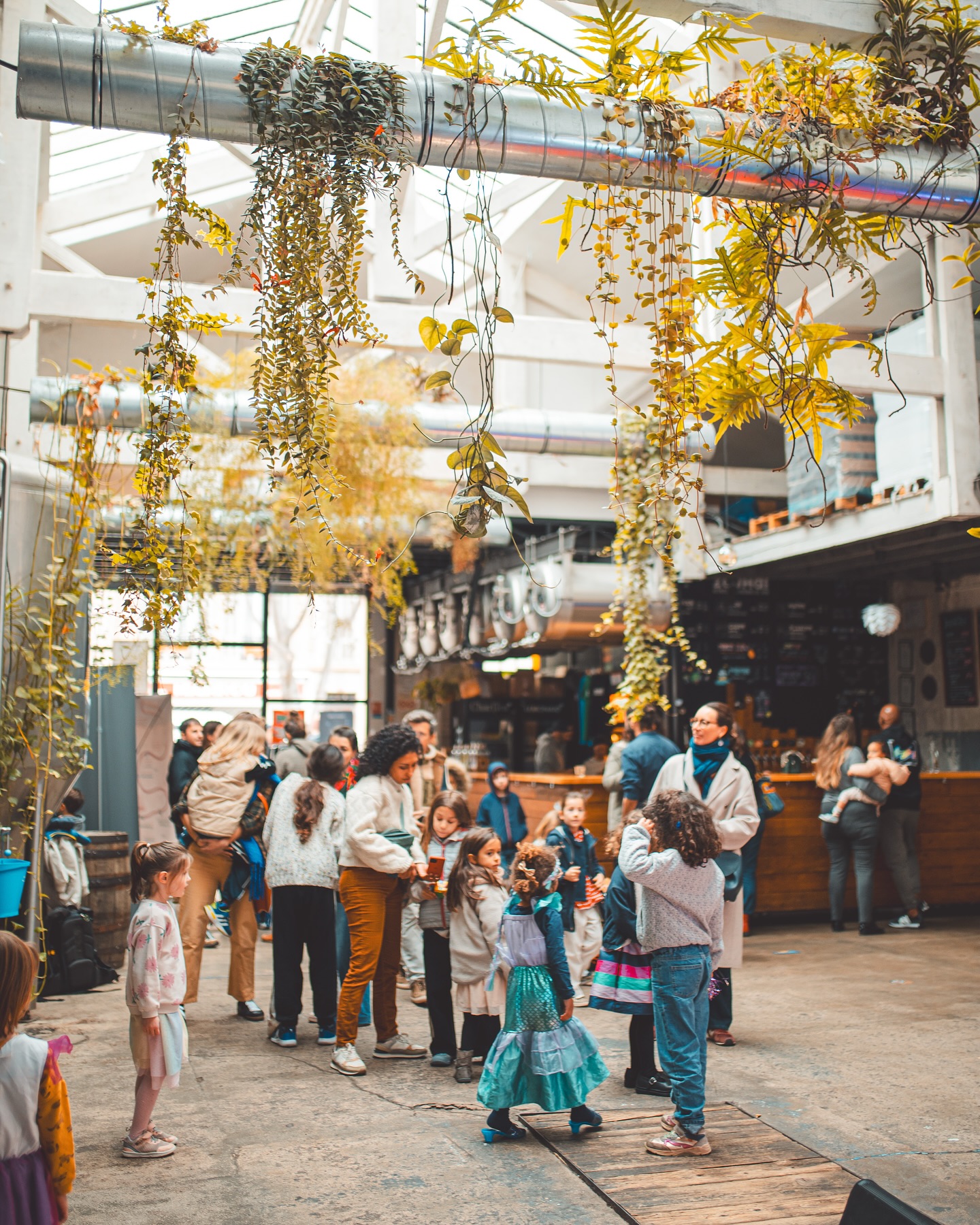Samedi, le festival était aux quatre coins de la ville pour les tout-petits et les plus grands avec un atelier de chant prénatal à @123soleneshop, une nouvelle représentation de Sultana la Dragone à @lamaisonduchant, de l’éveil musical au @babysocialclubmarseille, un atelier de motricité à la @librairielepoissonlune et une boum boom décoiffante à la @brasserie_zoumai. 🕺
La journée s’est clôturée au @theatreoeuvremarseille avec le conte musical Les amours sous marines de @luigi_rignanese_ciea à l’occasion de la sortie du livre-disque. 💿
Aujourd’hui les maternelles ont assisté à la Voix de l’eau de la @cie_okkio au @theatreastronef et les collégien.nes étaient à l’@espacejulienmarseille pour un atelier @ballroommarseille.
On se retrouve demain à 17h30 à la @frichelabelledemai pour le spectacle Jazz & Rap de la @laminediagne_enellecie 🎤