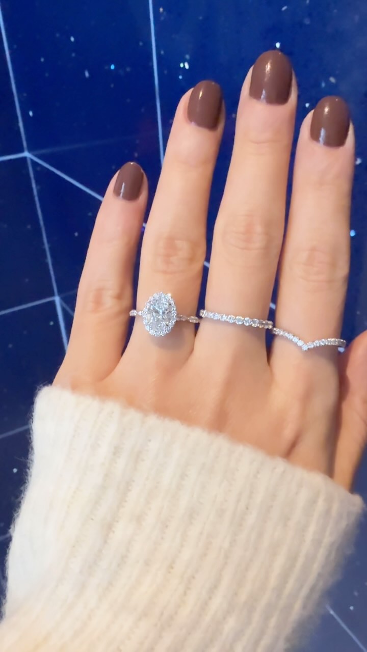 Medium halo enhancing oval 💎 shape