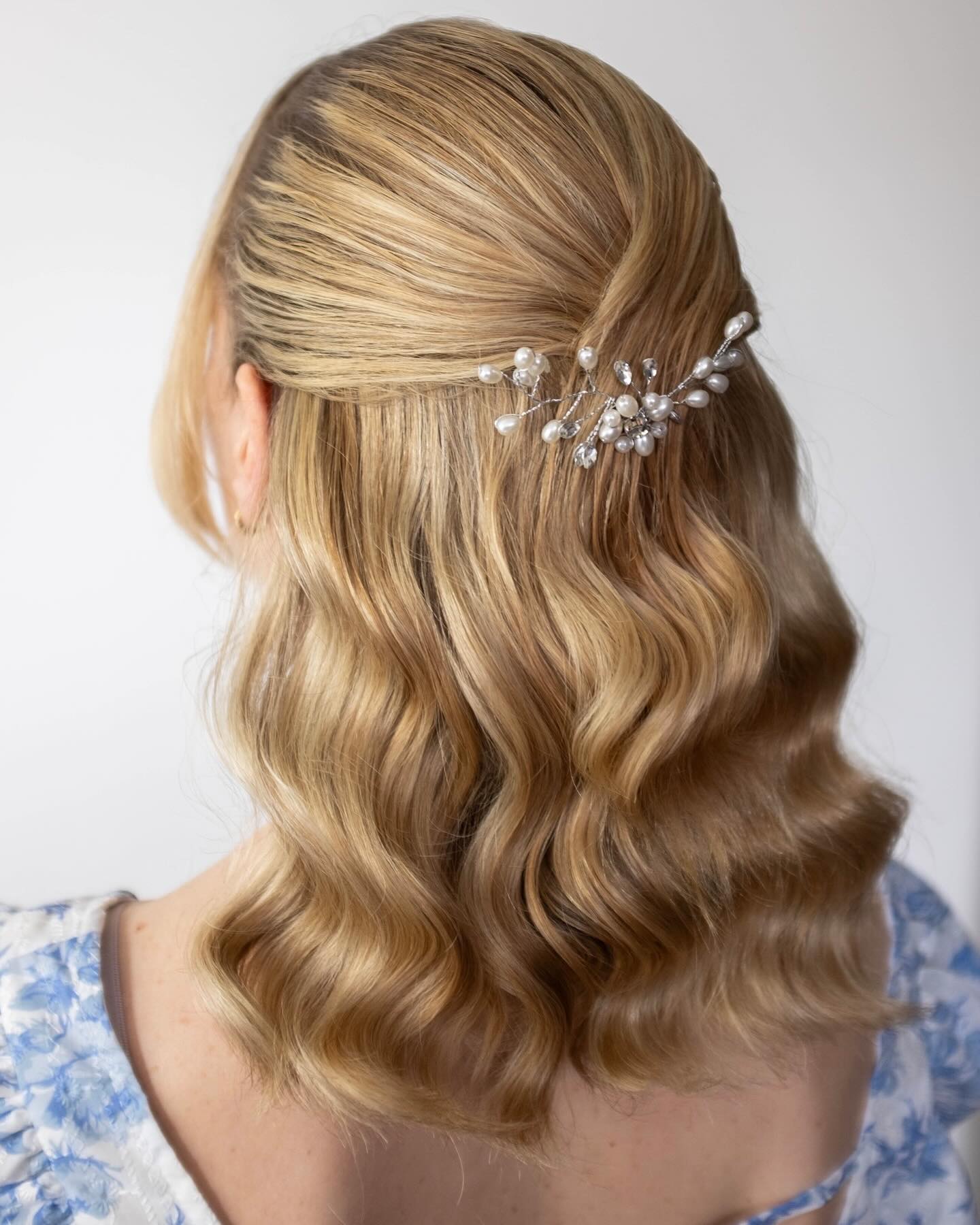 With or without the hair accessory? Swipe for choice 👉
#BridalHair
#BridalWaves
#WeddingHair
#SoftWaves
#GlamWaves
#BridalBeauty
#RomanticWaves
#HollywoodWaves
#BridalHairInspo
#WeddingHairstyle
#SurreyBridalHair
#SurreyWeddingHair
#SurreyHairstylist
#UKBridalHair
#LondonBrides
#SurreyWeddings
#BridalHairSurrey
@charlottewakefordstationery