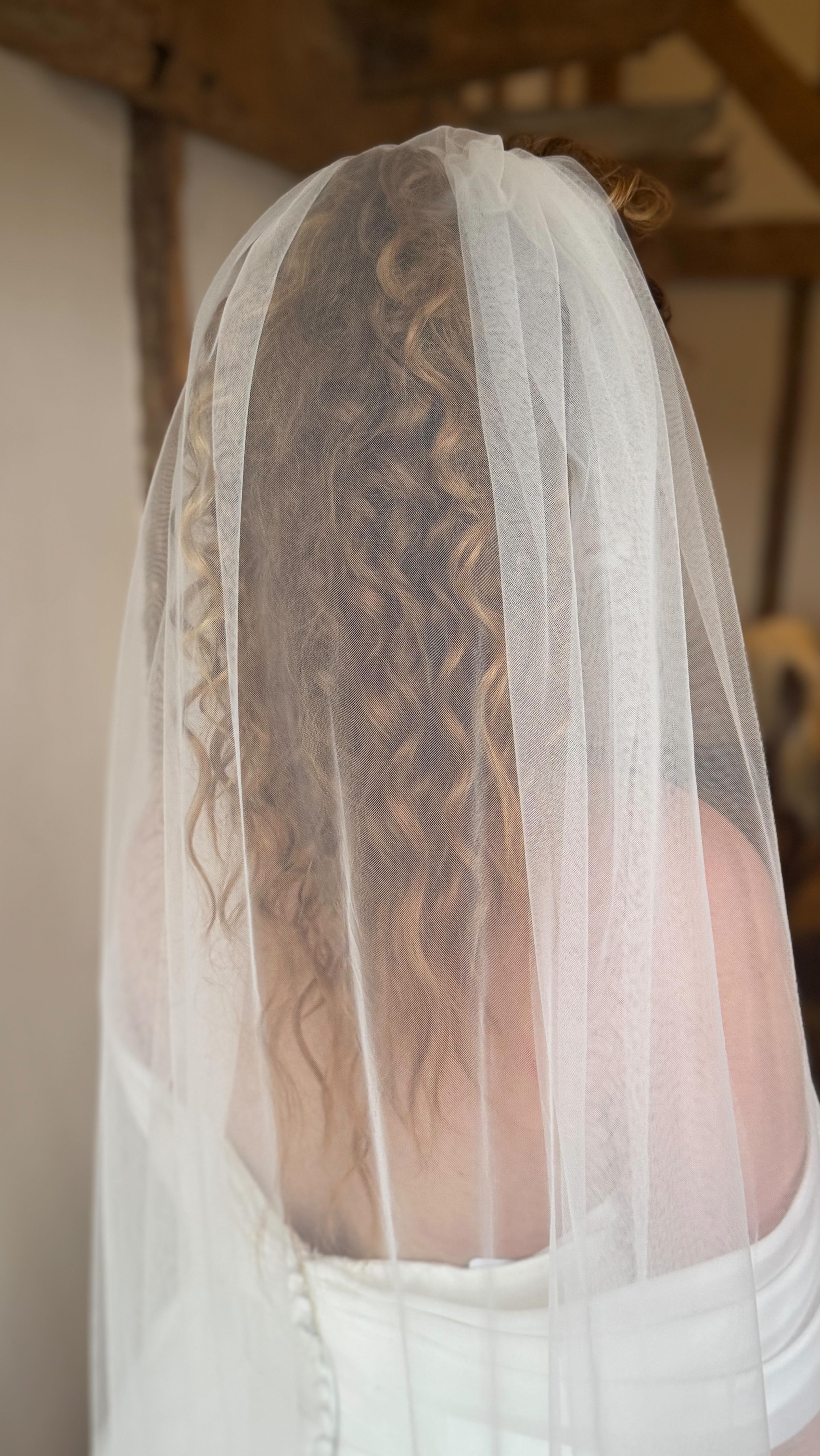 How to create those GORGEOUS afro style curls from no curl at all 🤩 and isn’t it even more beautiful on Danielle’s incredible hair colour ! You can use this technique to perfect curls that you already have as well, I’ve done this for lots of brides in the past and it looks gorgeous 🤍
Using my 10mm barrel wand by @babylissprouk, setting spray by @lorealparis, oil by @olaplex and finishing spray by @bedheadbytigi
Yes please to more of these looks this year 🙌🏻🙌🏻🙌🏻 natural is the new trend 💃🏼
Is this something you would like?? Let me know your thoughts below 👇🏻
#bridalhairstylist #bridalhairinsurrey #professionalhairphotos #hairupdos #weddinghairstylist #weddinghairupdos #bridalhairstylistwoking #bridalhairstylistsurrey #weddinghairstylistsurrey #weddinghairstylistwoking #hairstylistwoking #hairstylistinsurrey #hairstylistinguildford #melissaoldridge #hairandmakeup #weddinghairandmakeupartist #weddinghairandmakeupideas #weddinghairideas #weddinghairupdos #weddinghairupdoideas #somersburybarn #curlyhair #naturalcurls