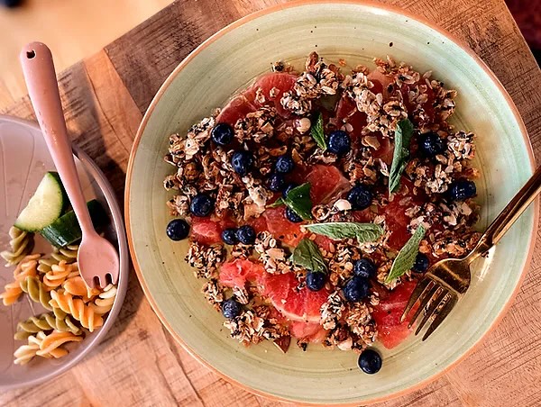 Vi har været på besøg hos Little House Amager. Et perfekt hus hvor baby og børn kan lege med træ legetøj, klæde sig ud til drage og prinsesser, rutsje fra træslottet og lege med bolde. Alt er indrettet til de små og deres forældre. Der er ammeplads, ro at sidde i behagelig stol, hyggelig spisested og man kan bestille børen tallerken med past frugt og grønt. Og der er kaffe og te og noget sødt. Idag var det hjemmelavede Bananmuffins.
Selv fik voksen her en grapefruit tallerken med bær og crunch. Børn fik pasta, frugt og grønt. Hjemmelavet bolle med smør og ost. De spiste det hele efter at have leget 2 timer non-stop. Der var sjov, ballade og motion. Og så en god måltid. Perfekt sammensat.
Little House byder også på kurser og hold. I dag var der Førstehjælps undervisning. Og i morgen har de børne ballet og baby rytmik. Man betaler for at komme her og man kan gør det på enkel basis - som jeg gjorde, eller på abonnement eller klippekort. Der er flere Little Houses rundt i København området. @little_house.dk