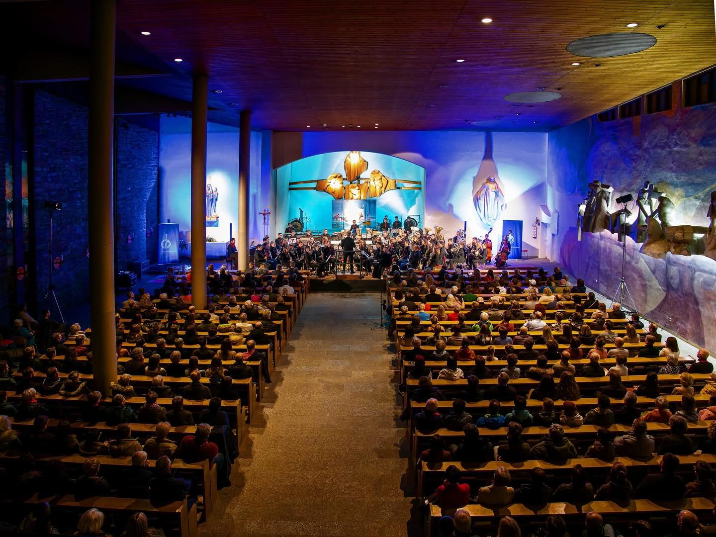 Wir sagen DANKE an alle die gestern dabei waren! 🫶
Das war unser Kirchenkonzert „Carmina Burana“. 🎶
❤️-licher Dank geht außerdem an die Stadtkultur Lienz für die gute Zusammenarbeit sowie unseren Sponsoren! 🙏🍀 @felbertauern.strasse @raiffeisentirol - Osttirol, @osttirolbergtirol und Flussbau IC.
Fotos: Martin Bürgler
#carminaburana #carlorff #kirchenkonzert #bpho #danke #volleshaus #sinfonischesblasorchester #windband