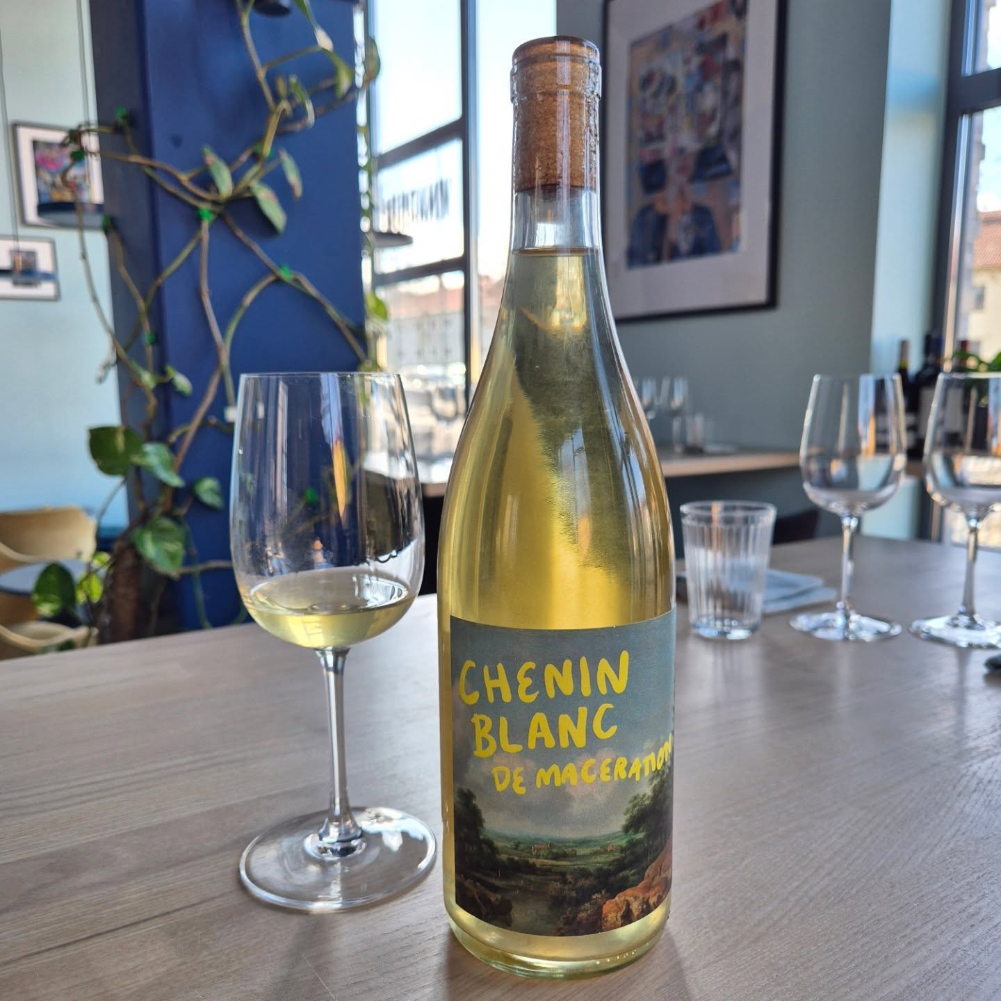 Idag på glas! Wine of South Africa🇿🇦
Chenin blanc från 42 år gamla rankor odlade på cirka 700 meter över havet. Jäst med skalkontakt utan tillsatser och sen lagrat 9 månader i tank och stora gamla fat. Buteljerat utan filtrering med en mycket liten dos svavel. Gulfärgad med något grumlad ton, örtig citrusdoftande med spritsig syrlig friskt anslag i smaken som gnistrar av citrussyra, exotisk gröngul frukt, carambola och örter. Mineralisk sälta i naturligt finish.
Etiketten är gjord av @siggekuhlhorn och avbildar 1700-tals målningar från en okänd konstnär i Sverige.
@winetrade