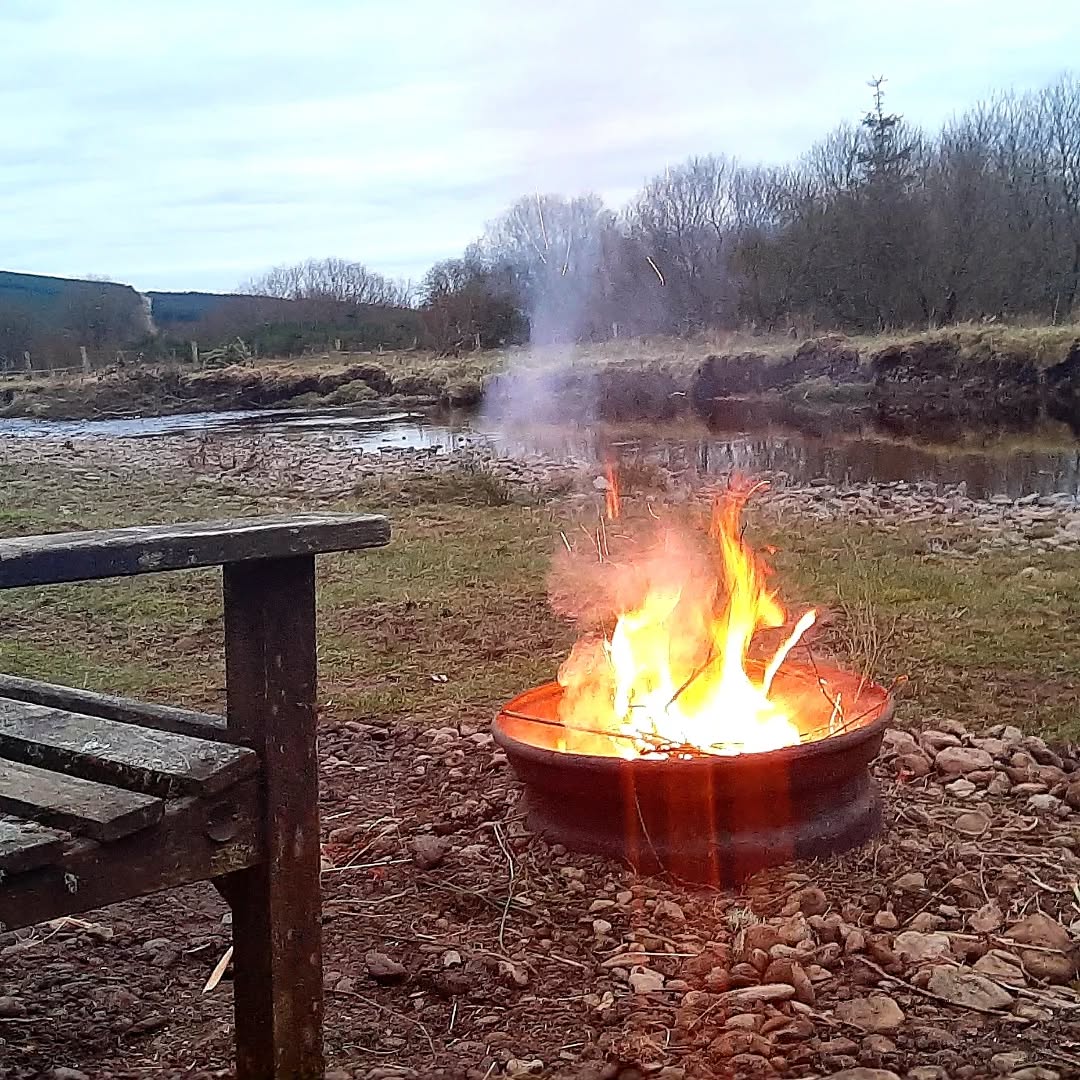 Share some beautiful moments together around a riverside fire pit 💛🧡❤🔥