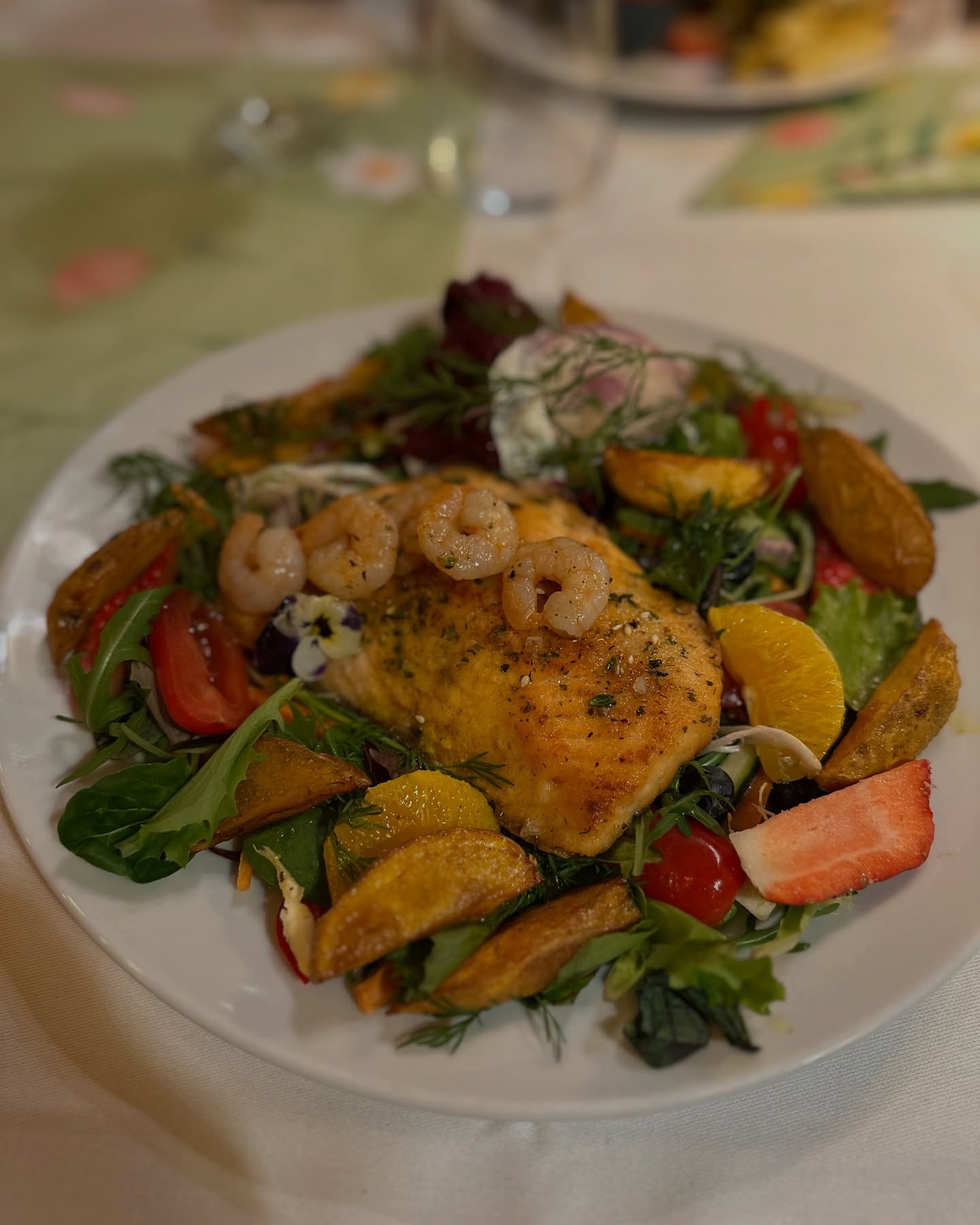 Genuss pur… so muss das sein…
Besuch in der Alchimistenklause in Halle!!
Lachsfilet mit Garnelen auf Salatbett… 🤤🤤🤤
war sehr lecker…
…dazu gab es eine Limonade die sich wie folgt nannte:
Der Esel, der auf Rosen ging…
Lokation ist sehr zu empfehlen - aber vorher reservieren- sonst könntet ihr Pech haben…
@mazensbbq @alchimistenklause
#lecker #mazensbbq #genuss #lachs #alchimistenklausehalle #essen