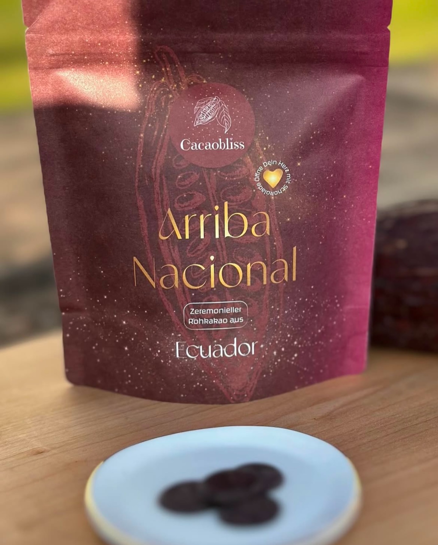 Zeremonieller Rohkakao aus Ecuador “Arriba Nacional”
Dieser Roh-Kakao kommt aus Ecuador und schmeckt sehr schokoladig. Eine eher seltene Edelkakao Sorte, mit nussig blumig erdigem Aroma, besteht aus 100% Rohkakao. In der Wirkung ist er tief und stärkt die Erde-Himmel Verbindung. Diese Form ist optimal für Kakaozeremonien.