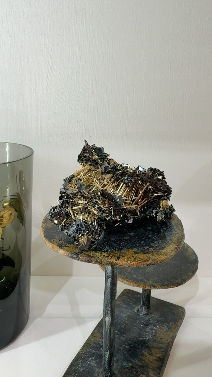 Rutile on hematite may be nature’s greatest masterpiece. The way these golden rutile needles grow is mesmerizing and mind blowing all at once!
#goldenmoongallery #shopsmall #supportlocal #handmade #nature #rutile #oneofakind #artforms #