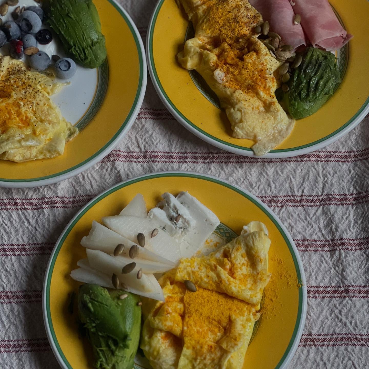 La importancia del Des-ayuno
•Después del descanso digestivo o ayuno es la materia prima que le vamos a dar al cuerpo para pueda ejecutar de forma eficiente todos sus sistemas
•En el desayuno debe estar presente proteinas de origen animal, grasas como palta, aceitunas ,ghee, aceite de coco y se puede sumar algo de fibra o carbos de buena calidad ,siempre dependiendo actividad fisica los carbohidratos los usamos estrategicamente