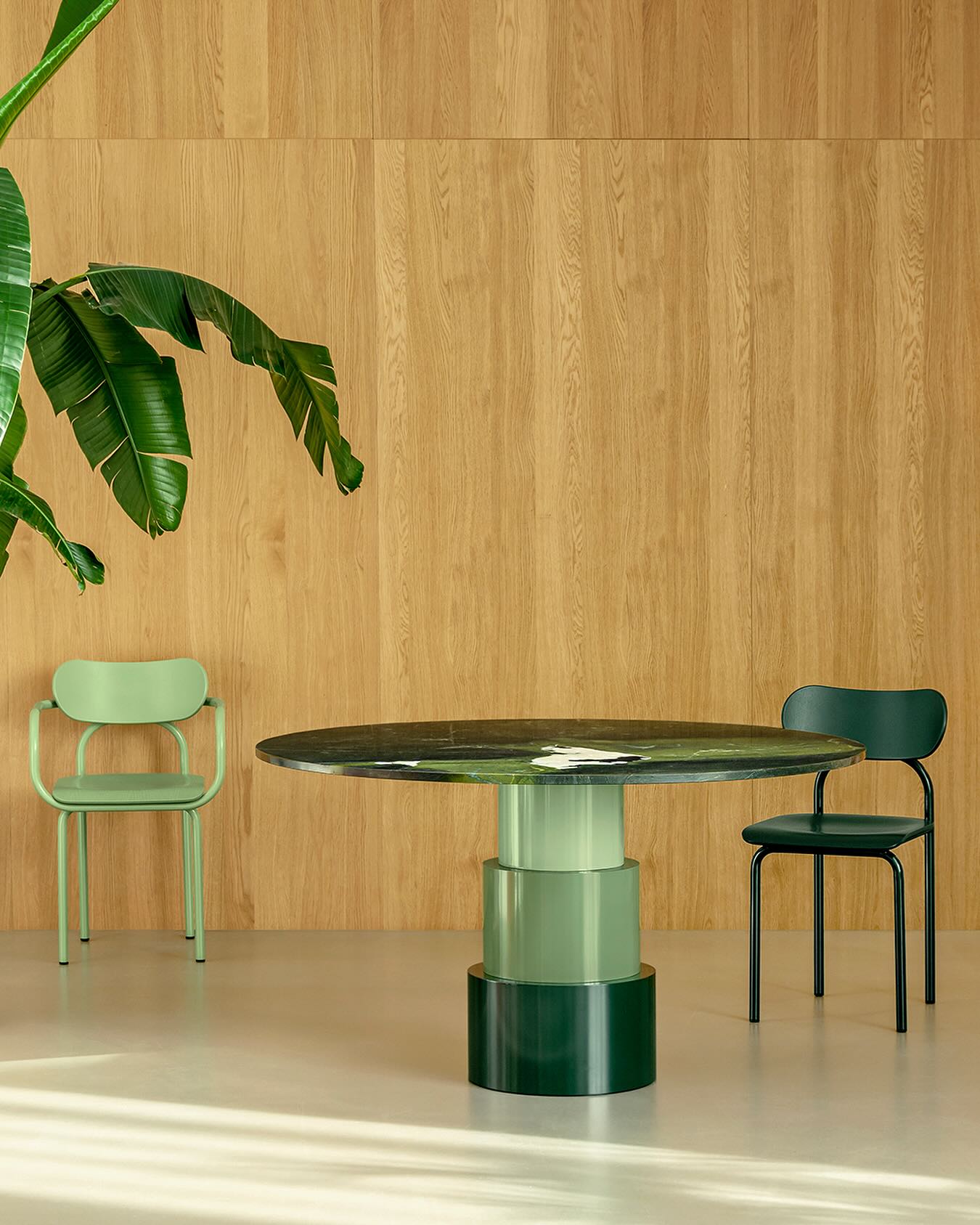 NEW U TURN TABLE
Dimensions Ø 135 x H 75
With its distinctive silhouette, democratic seating arrangement, and iconic colour scheme, U TURN serves as a striking centrepiece for any open space layout. The central base is made of three tapering cylindrical elements while the sleek tabletop made of Avocatus appears to float above it.
The rich and deep green hues of Avocatus evoke the lush tones of the dense jungle in the Brazilian Amazon Basin, where this stone originates. Light and dark green shades blend with black basalt fragments and white quartz to form a natural patchwork.