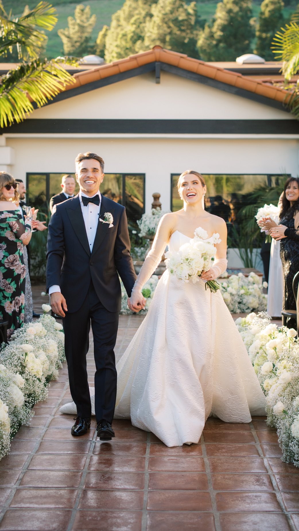Sneak Peaks from Kate + Hunters beautiful wedding day last weekend!! ๐๐ฟ
Photo & Cinema: @ashleyraestudio
Venue: @lalomitaranchweddings
Planner: @bundleandbash
Florals: @brookeedelmanfloral
Bar: @copperandcrystal
Catering: @fieldtotableevents
Signage: @roseandwrench
Rentals: @avenuetwelve
Rentals: @allaboutevents
Linens: @bbjlatavola
DJ: @kramerevents
Dessert: @seabreezecupcakes
Beauty: @thequeensbees
Quartet: @805stringquartet
Stationery: @isidore_augustine
Transportation: @elegantimagelimousine
#weddings #winerywedding #estatewedding #californiawedding #weddingflowers #bridalbouquet #weddingceremony #babysbreath #babysbreathwedding #luxury #luxurywedding #weddingceremonyaisle #hydrangeawedding #californiaweddingflorist