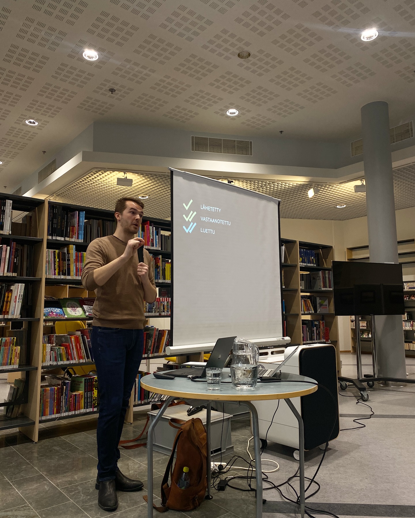 Kiitos kaikille, jotka tulivat kuuntelemaan Perttu Pölösen luentoa ”Some ja älytekniikka - Uhka vai mahdollisuus”! Kiitos myös yhteistyökumppaneillemme ja avustajillemme@✨
Tack till alla som kom och lyssnade till Perttu Pölönens föreläsning ”Some ja älytekniikka - Uhka vai mahdollisuus”. Tack också till våra samarbetspartners och bidragsgivare ✨