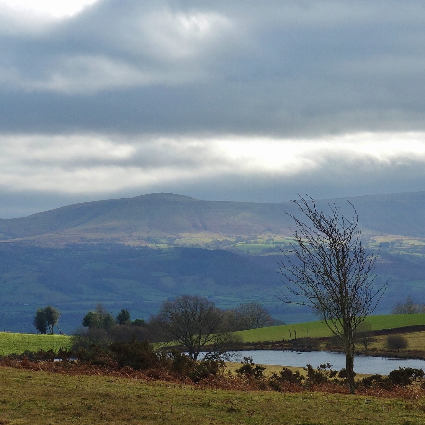On the Begwns. The Wye and Hay On Wye are down below, and the mighty Twmpa in the Black Mountains is out in front. If you want an easy hill with all the views then this is it. #hillwaking #easyhill #outdoortones #welshcollective #walescollective #blackmountains #breconbeacons #mountainviews #hilltherapy #outdoortherapy #naturevibes #wyevalley #thebegwns