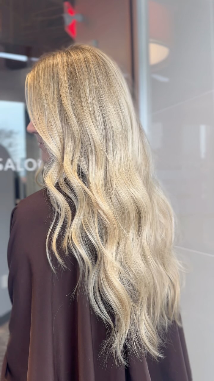A PRINCESS ✨
#cltblondes #cltblondingspecialist
#charlotteblondes #charlottehairstylist #northcarolinablondespecialist #charlotteblondespecialist #charlotteblonding #clthair #clthairstylist