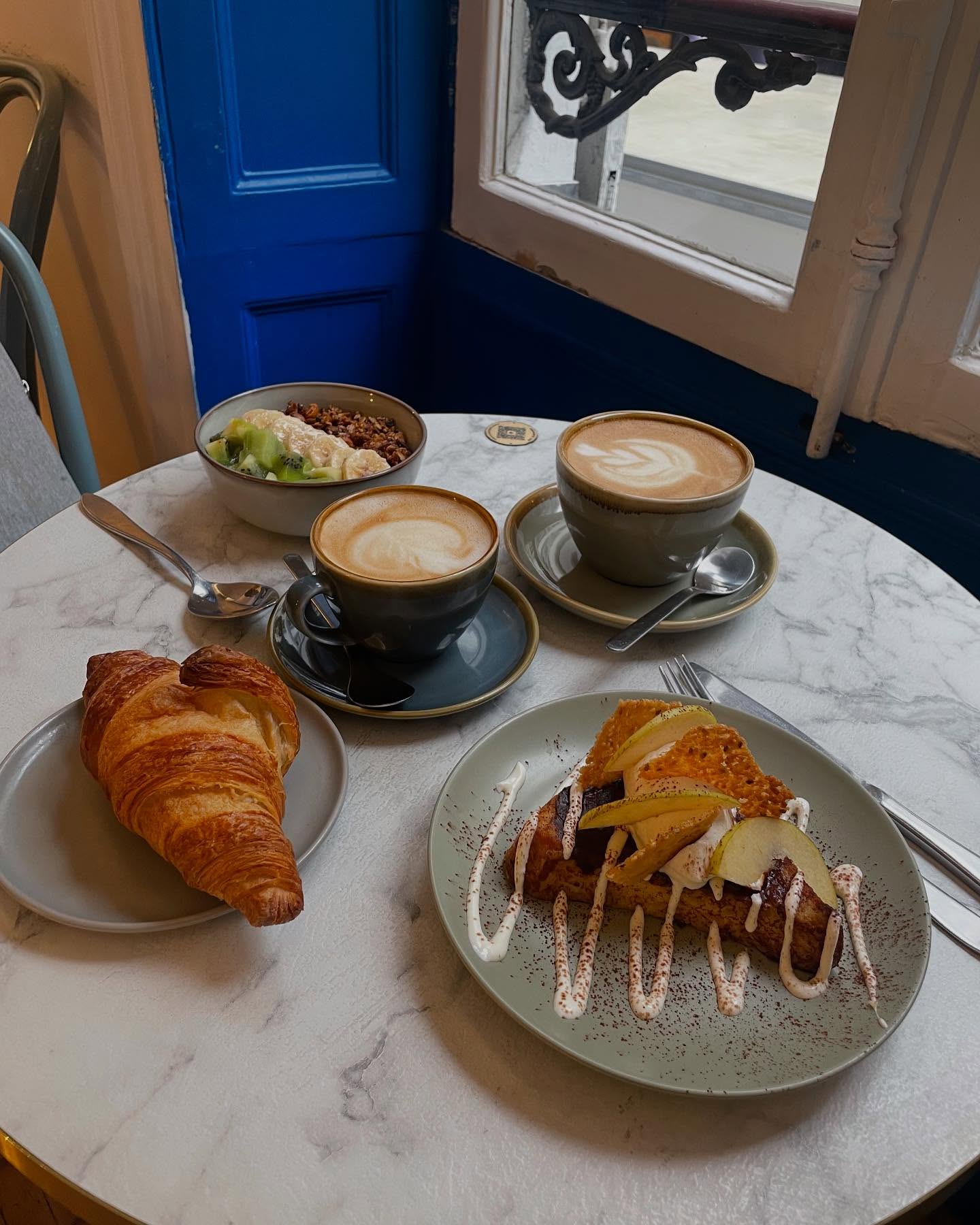 Le bonheur 🌻💙
Le célèbre French toast de chez Culottée 🤤
A retrouver tous les jours dans nos cafés pour le petit déjeuner 🍫
💙 Culottée - Boétie - Paris 8
💚 Culottée - Panoramas - Paris 2
💛 Culottée - Opéra - Paris 2
🍪 Coffee shop, breakfast, brunch & lunch
🗓️ Du lundi au dimanche, réservations sur www.culotteecafé.fr
#culotteecafe #brunchparis #brunchtime #breakfast #granolabowl #frenchtoast