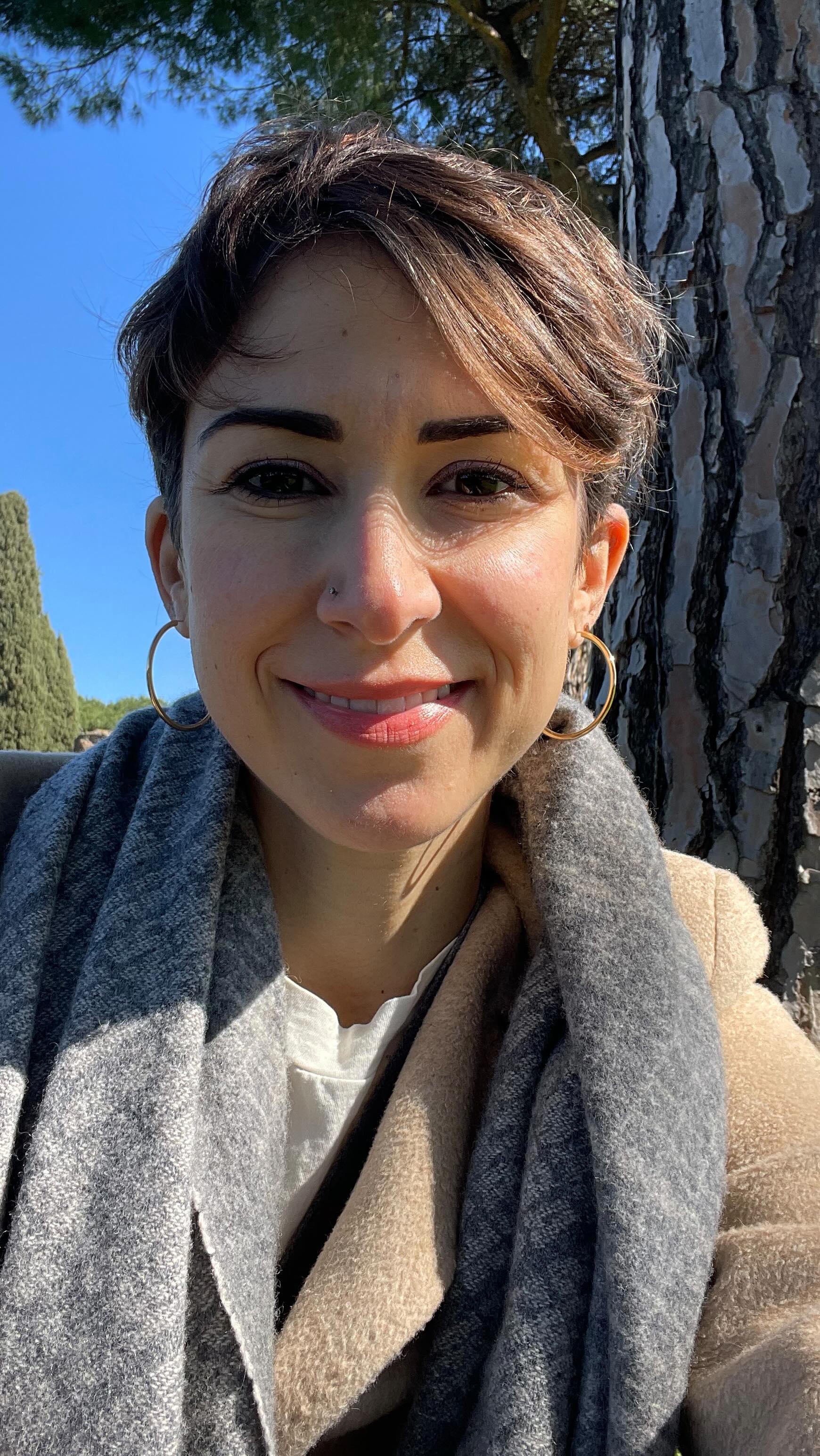 Un modo SEMPLICE per depurare il fegato 🤩
🌿 Nella Medicina Tradizionale Cinese (MTC), ogni stagione corrisponde a un sistema di organi: la primavera è associata al fegato e alla vescica biliare, ovvero la loggia Legno
*La natura si risveglia e si rigenera dopo l’inverno… e anche il nostro corpo sente questo bisogno
*In primavera, il sistema del fegato è più suscettibile agli squilibri. Sintomi come la digestione lenta, stitichezza, difficoltà a perdere peso, sbalzi d’umore, brufoli e mal di testa possono essere segnali che è il momento di depurarlo
🌿 Perché depurare il fegato??
*Il fegato è un organo essenziale che svolge oltre 500 funzioni vitali nel nostro corpo
*È fondamentale per la salute ormonale, soprattutto nelle donne, perché regola l’eliminazione degli ormoni in eccesso
*Anche con uno stile di vita sano, il fegato è costantemente esposto a tossine presenti nell’acqua, nell’aria, nei cibi, nei cosmetici e nei prodotti per la pulizia
*Ogni sostanza che entra nel nostro corpo – attraverso il cibo, la pelle o la respirazione – deve essere metabolizzata dal fegato
🌿 Come fare una depurazione epatica?
*Alimentazione più leggera: evitare alcol, farmaci non necessari, fritti, zuccheri raffinati e farine bianche. Ridurre i prodotti animali, soprattutto quelli più pesanti come carne di maiale e latticini
*Alimenti e erbe che favoriscono la depurazione: limone, tarassaco, bardana, curcuma, ortica, zenzero, aglio, carciofi e altre verdure di sapore amaro (cime di rapa, cicoria, ecc.)
*Trattamenti olistici: massaggi, coppettazione, agopuntura, digitopressione, e bagni e pediluvi con i Sali di Epsom aiutano a eliminare tossine
*Assunzione del cardo mariano: contiene silimarina, che protegge le cellule epatiche, stimola l’eliminazione delle tossine e favorisce la rigenerazione del fegato
🌿 Come assumere il cardo mariano?
Scegli un periodo in cui puoi curare l’alimentazione ed evitare alcol e cibi pesanti. Si consiglia di assumere il cardo mariano per 3-8 settimane
Io sto usando le compresse di Cardo Mariano di Arcangea. Se vuoi il link, scrivi “link” nei commenti e ti mando il prodotto specifico.
Buone pulizie!
Un abbraccio,
Teressa
#medicinacinese
