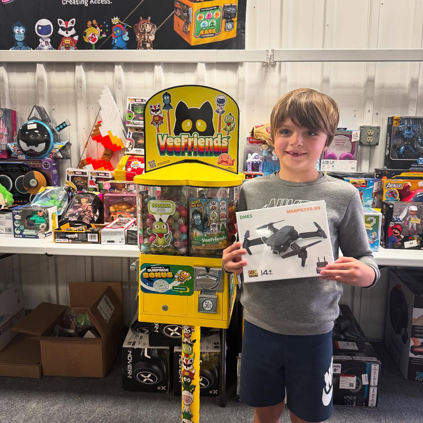 WINNER WINNER CHICKEN DINNER! Both these kiddos found their gold star minis at @aagasiouxfalls !!
#goldstar⭐️ #LOUDVending #VeeFriends
