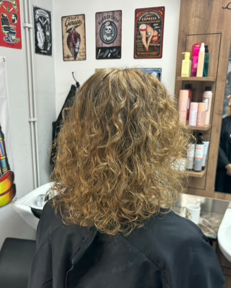 ✨ Klipp og farging utført av Anastasiia på JK Beauty ✨
Er du klar for en ny hårforvandling? Anastasiia har virkelig gjort underverker med både klipp og farge, og resultatet er ingenting mindre enn fantastisk! ✂️💫
Kom til oss og få ditt drømmehår, uansett stil eller fargeønske. 🖤
#Hårforvandling #JKBeauty #KlippOgFarging #Drømmehår