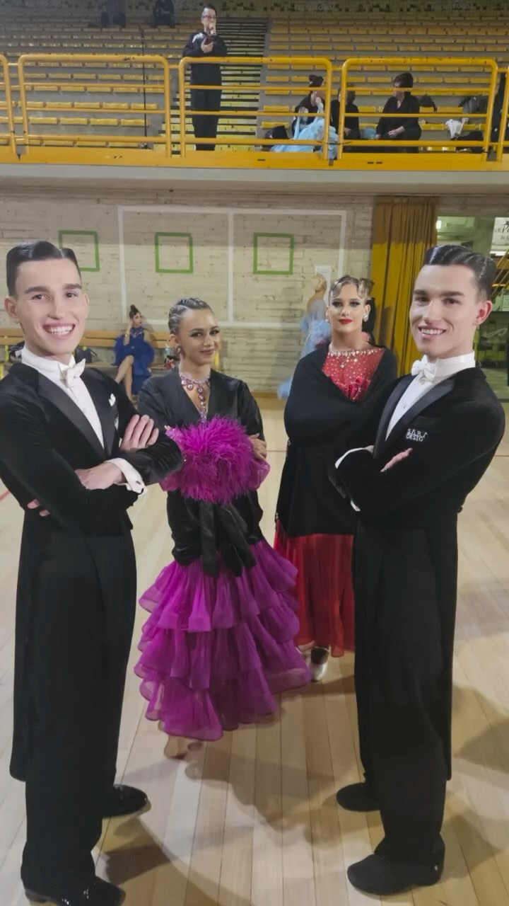 Behind the scenes 😎
Ovaj vikend dio naših plesača natjecao se na međunarodnom natjecanju u Italiji, a dio na domaćem natjecanju u Bjelovaru. Pogledajte kako izgleda djelić atmosfere prilikom priprema za plesni podij!