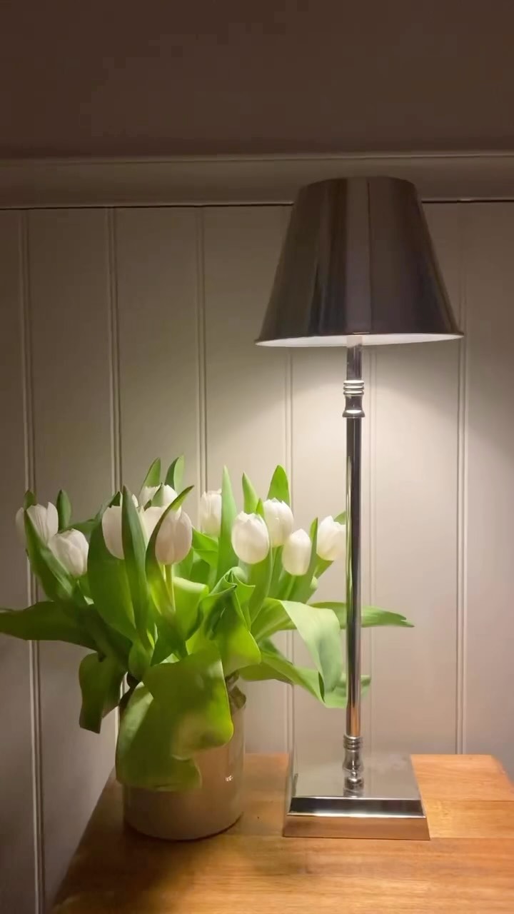 🌷 SPRING is springing.
I adore tulips on a bedside table, or on a dining table… Or even anywhere really. They’re one of my favourite flowers… they are a sign that better weather and warmth is on it’s way ☺️
#spring #flowers #tulips #interiordesign #design #interiors #interiorstyling #love #happiness #home #homedesign #homedecor #homerenovation #interiordesigner #surreyinteriors #surreyhomes #surrey #interiors
