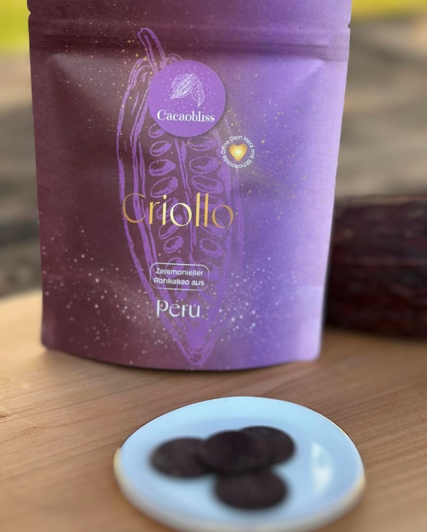 Zeremonieller Rohkakao aus Peru - Edelsorte “Criollo”
Dieser edle Rohkakao aus Peru ist ab sofort in 4 Grössen erhältlich. Er wird schonend und mit viel Liebe und Achtsamkeit in Peru hergestellt. Aus unserer Erfahrung hat er ein bizli mehr Pfiiff und wirkt etwas anregender als der Kakao aus Bali und Bolivien. Optimal also um ein Projekt zu starten oder voller Energie etwas anzupacken. Auch sehr geeignet für die ROHkostküche wie z.B. ein Roher Schoggikuchen. 100gr und 200gr werden in Chips-Form geliefert, der Kakao ist der Gleiche.