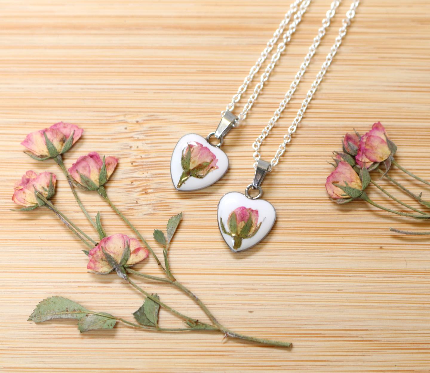 Brand new! 🤩 Mother’s Day is just around the corner, and if you’re looking for a unique and thoughtful gift to put a smile on her face, these heart necklaces could be the perfect thing 💕
Each dainty heart contains a real pink rosebud, said to symbolise elegance, femininity and love 🥰
Available now from www.silverandbirch.com x
.
#heart #heartnecklace #mothersday #pinkrose #rosebud #rosenecklace #flowernecklace #mothersdaygift #giftformum