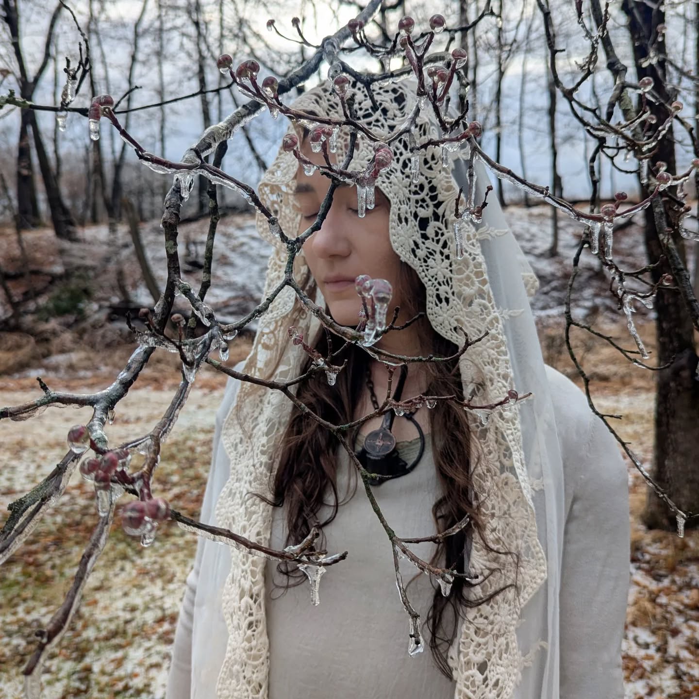 As Brigid melts the lasts of the frosts with her transformative fires- the soils swell with potential.
It's all coming to light.
#imbolc #brigid #goddessworship #goddessembodiment #creatureofthedawn #pagan #ritualadornment #brigidscross #firefestival #celticmythology #folklore #landlistening #almostspring #eclipseseason #heartmelt #thelettinggo #asabovesobelow #bonejewelry #copperjewelry #foragedbone #transformation