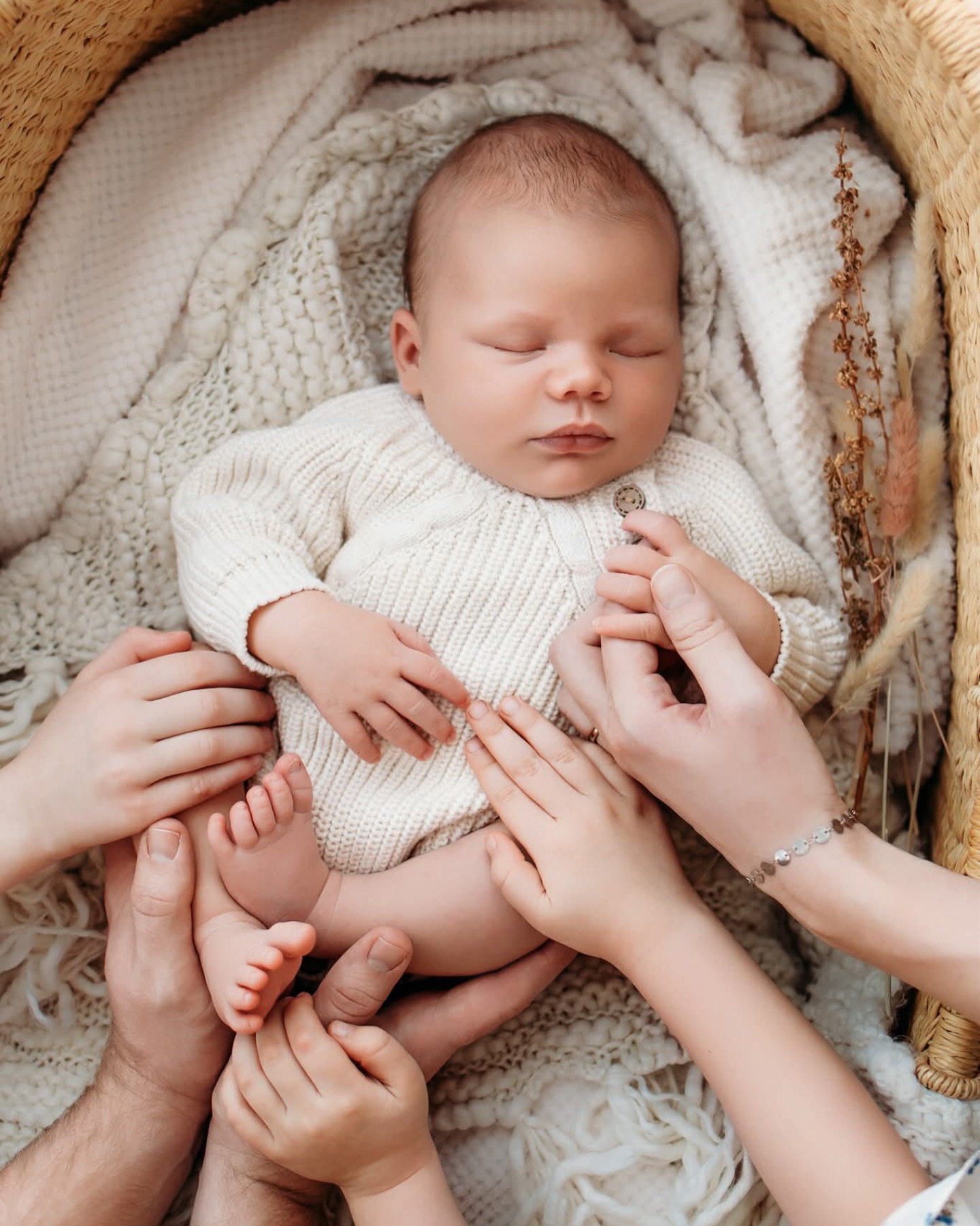 Absolutely obsessed! 🤩 It was such a joy capturing the precious newborn moments of fellow photographer @sashalrice and her beautiful family. 🤍 Such an honor to work with them and be part of these special memories!
#newbornsession #boisenewbornphotographer #boisefamilyphotographer #newbornmoments #newbornstudiophotography #boisephotography