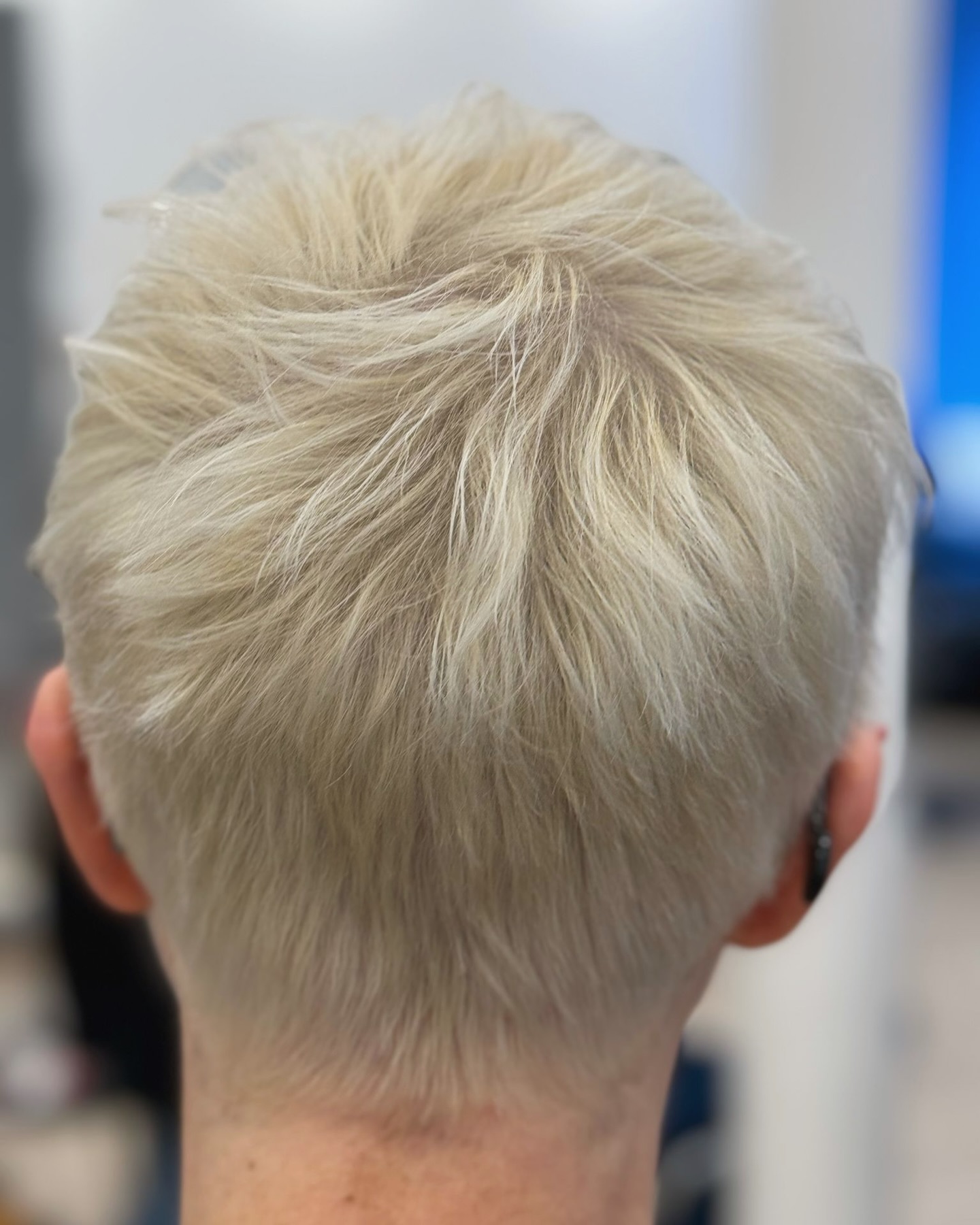 🧚🏼♀️Reflets de lumière sur une belle coupe Pixie 🧚🏼♀️ Quel plaisir de voir les reflets apparaître avec un beau brushing simple et délicat! #coiffeur #hairstyles #pixiecut #blond #highlights #parís #parisienne #nyc #shorthair #shorthairdontcare #madeinfrance