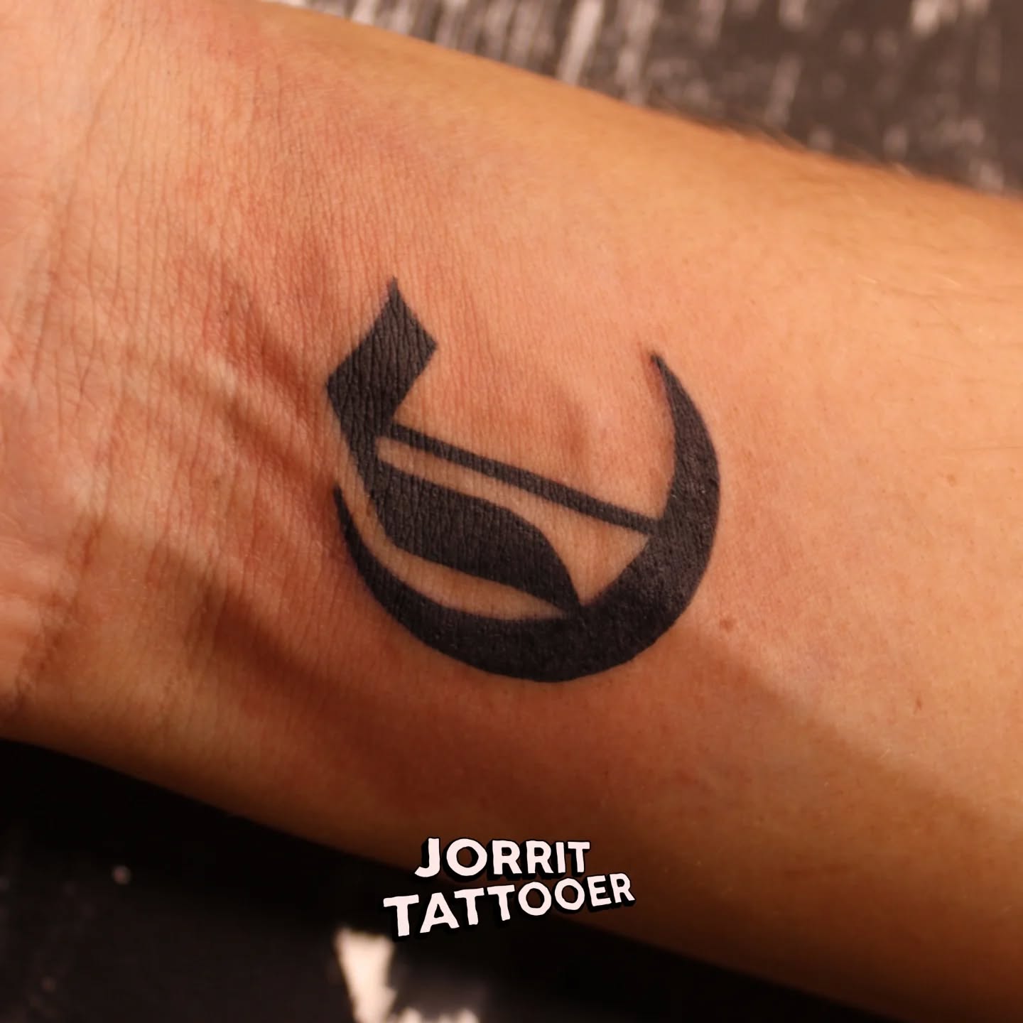 Ook voor kleine tattoos kun je bij ons terecht!
Een letter kan veel (voor iemand) betekenen. Denk bijvoorbeeld aan de eerste letter van de naam van je (klein)kind, je woonplaats, de liefde van je leven, je eerste huisdier, je favoriete gerecht... Noem het maar op!
Wij vinden het altijd mooi een blijvende herinnering te mogen maken!
Afspraak maken? Stuur gerust een berichtje, of vul het afspraakformulier in op de website (link in bio)
Tattoo door: @jorrit_tattooer
#deventer #tattoo #deventertattoo #letter #lettering #letteringtattoo #blackletter #oldenglish #blackwork #smalltattoos