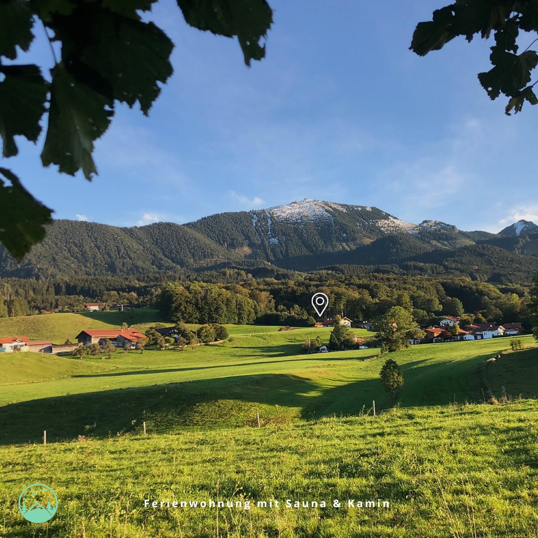 Besser könnte die Lage kaum sein! 🏔️✨ Hier siehst du den Hochries-Berg und genau dort unten 👀🔻 befindet sich unsere Ferienwohnung. Perfekter Ausgangspunkt für Bergtouren, Naturgenuss und absolute Erholung. Nach der Tour wartet unsere Sauna für die wohlverdiente Entspannung.