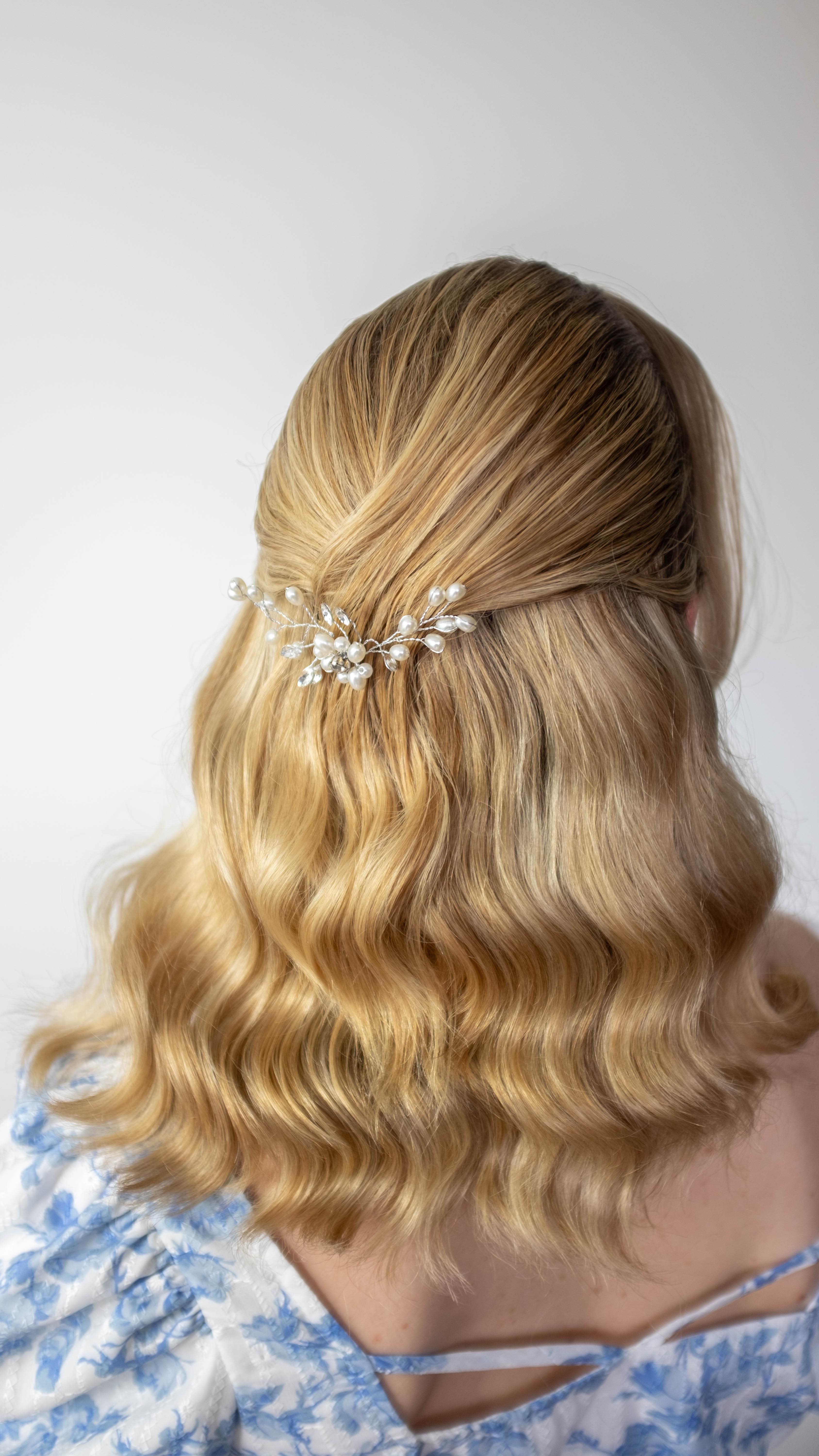 Creating these Hollywood waves for this classic, bridal look ✨ Perfect for a wedding or special occasion hairstyle! 💖 Watch the tutorial and get your waves on!
#HollywoodWaves #BridalHair #HairTutorial #ClassicGlam #Wedding #surreyhair #midlengthhair #hairbyme #weddinghair #surreyhair #surreyhairstylist #howtohair #hairinspo #hairtips #hairtricks
@charlottewakefordstationery the most beautiful hair ❤️