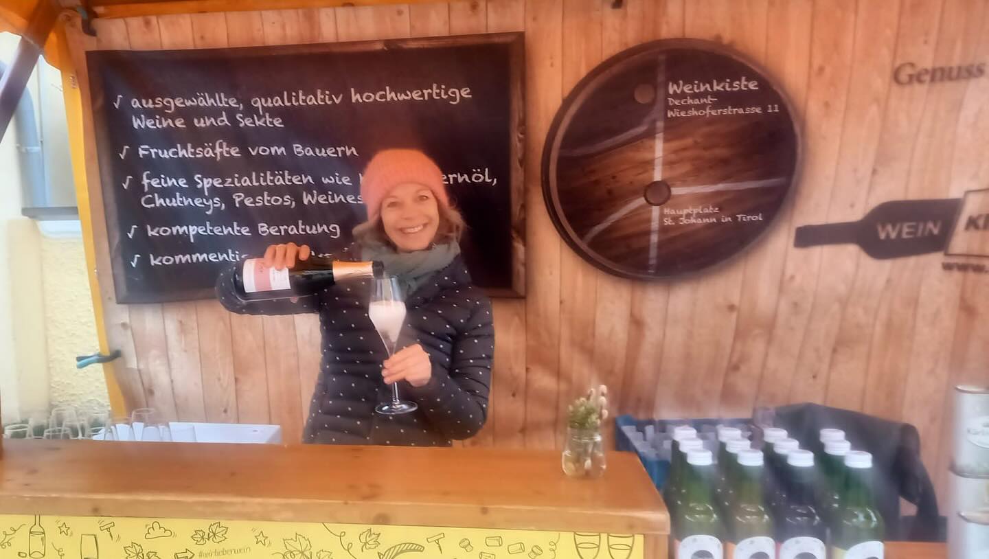 𝗦𝗮𝗶𝘀𝗼𝗻𝘀𝘁𝗮𝗿𝘁 𝗮𝗺 𝗪𝗼𝗰𝗵𝗲𝗻𝗺𝗮𝗿𝗸𝘁 👩🌾
Das Weinkiste Standl wird wieder zum zentralen 📍Treffpunkt.
Wir sind jeden 🗓️ Freitag von 10 bis 17 Uhr am Kirchplatz anzutreffen. 🙌🏼
Wir freuen uns auf Euch! 🤩
•
•
•
#wochenmarkt #treffpunkt #stjohann #wirliebenwein #genussinklusive #regionaleinkaufen #thinkpositive #weinkiste #wine #weinkistestjohann @treffpunkt_stjohann @kitzalpen @austrianwine