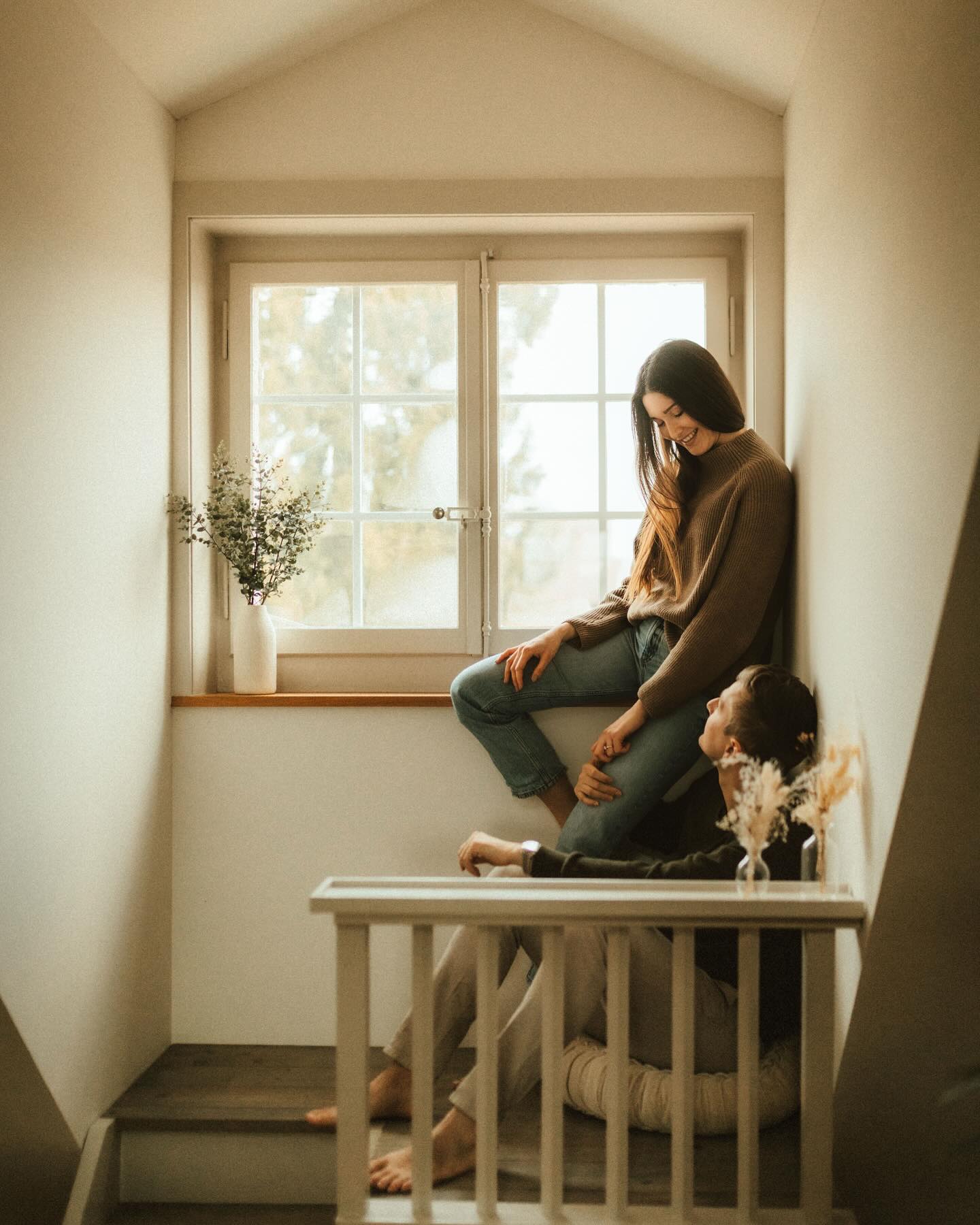 Imagine…
20 years from now, they‘ll sit together, flipping through old photos of their first apartement - the place where their story truly began. Every image will bring back the warmth of late-night-talks, the laughter in their tiny kitchen, and the quiet moments that meant everything. Because photos aren‘t just pictures; they‘re time machines to the love, the chaos, and the beautiful beginning of it all. 🪐
Wer von euch hat ein Foto zusammen in der ersten gemeinsamen Wohnung?