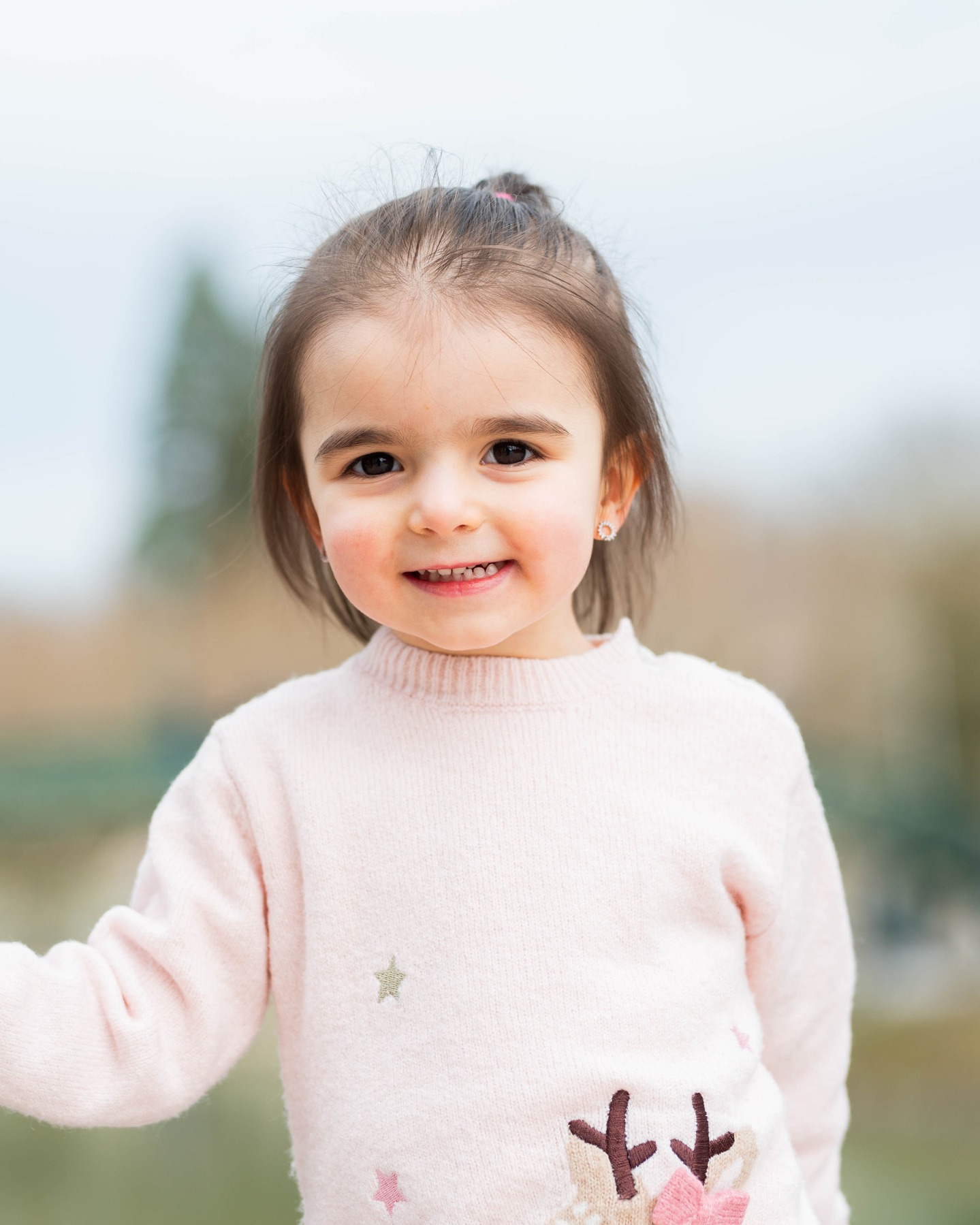 Les plus beaux sourires sont ceux qui viennent du cœur. 💖 Capturer l’innocence et la joie des enfants est toujours un moment magique ! 🌸
#ChildhoodMagic #PortraitDEnfant #NaturalSmile #SoftPortrait #LightAndJoy #PhotographyLovers #OutdoorPortrait #HappyMoments #MoodyVibes #AuClairdeLunePhotography