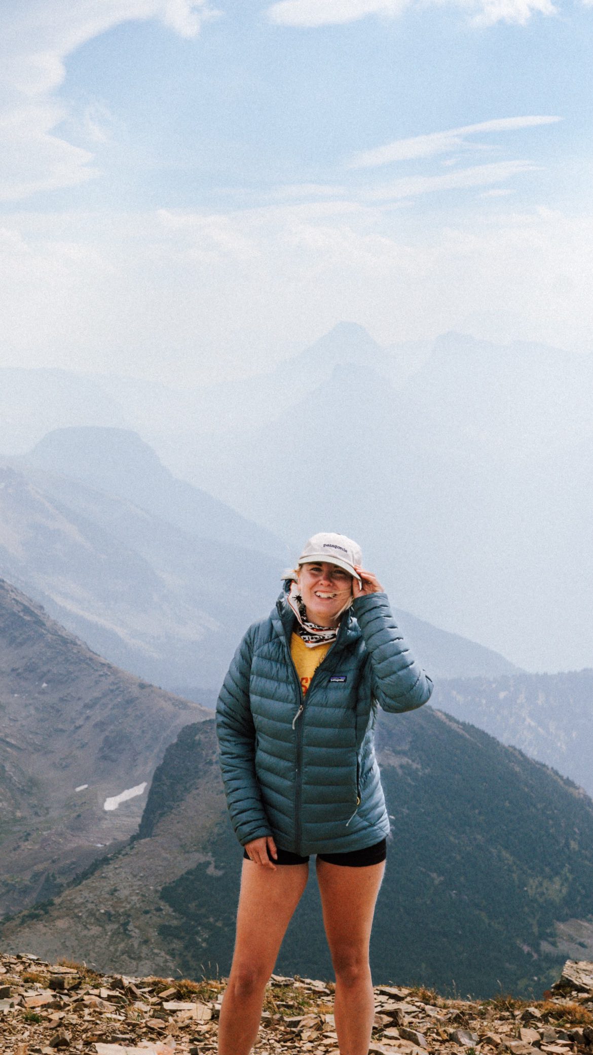 Dieses Jahr wird aufregend und steht ganz im Zeichen der persönlichen Weiterentwicklung!
Ich werde mich zum Outdoorguide/Trainer, Wildnisführer und Trekkingguide ausbilden lassen. 😍🏕️
Es fühlt sich für mich immer noch komplett verrückt an, dass ich das wirklich mache. Teil der Ausbildung ist auch Felsklettern – und wie ihr wisst, habe ich es ja nicht so mit der Höhe. 🫣😂 Aber davon wollte ich mich nicht abhalten lassen. Ich freue mich riesig auf diese Erfahrung!
Es werden viele verschiedene Dinge gelehrt, und Teile der Ausbildung finden im Fjäll Schwedens statt – inklusive mehrtägiger Wanderung und Überleben in der Wildnis. Ich werde mit Sicherheit häufiger an meine Grenzen kommen, aber ich habe mega Bock darauf.
Habe ich Angst? Ja, und wie!! Aber nur, wenn man Angst hat, verlässt man seine Komfortzone und wächst über sich hinaus. Deshalb habe ich meinen Mut zusammengenommen und mich für diese Ausbildung angemeldet.
Und wer weiß – vielleicht führe ich nächstes Jahr schon andere Wildnis- und Outdoorbegeisterte durch die Natur. Oder ich packe meinen Rucksack und erfülle mir endlich den Traum, den PCT zu wandern. 😍
Egal, was kommt – ich bin sicher, es wird nicht einfach, aber großartig. Und einfach wäre ja auch langweilig. 🤪
Was denkt ihr? Würdet ihr euch so ein Abenteuer trauen? Schreibt es in die Kommentare! Ich bin mega gespannt! 🫶🏻
#outdoorwomen #femaleexplorercommunity #trekking #pct #schweden #wildwoman #backcountryhiking #kanada