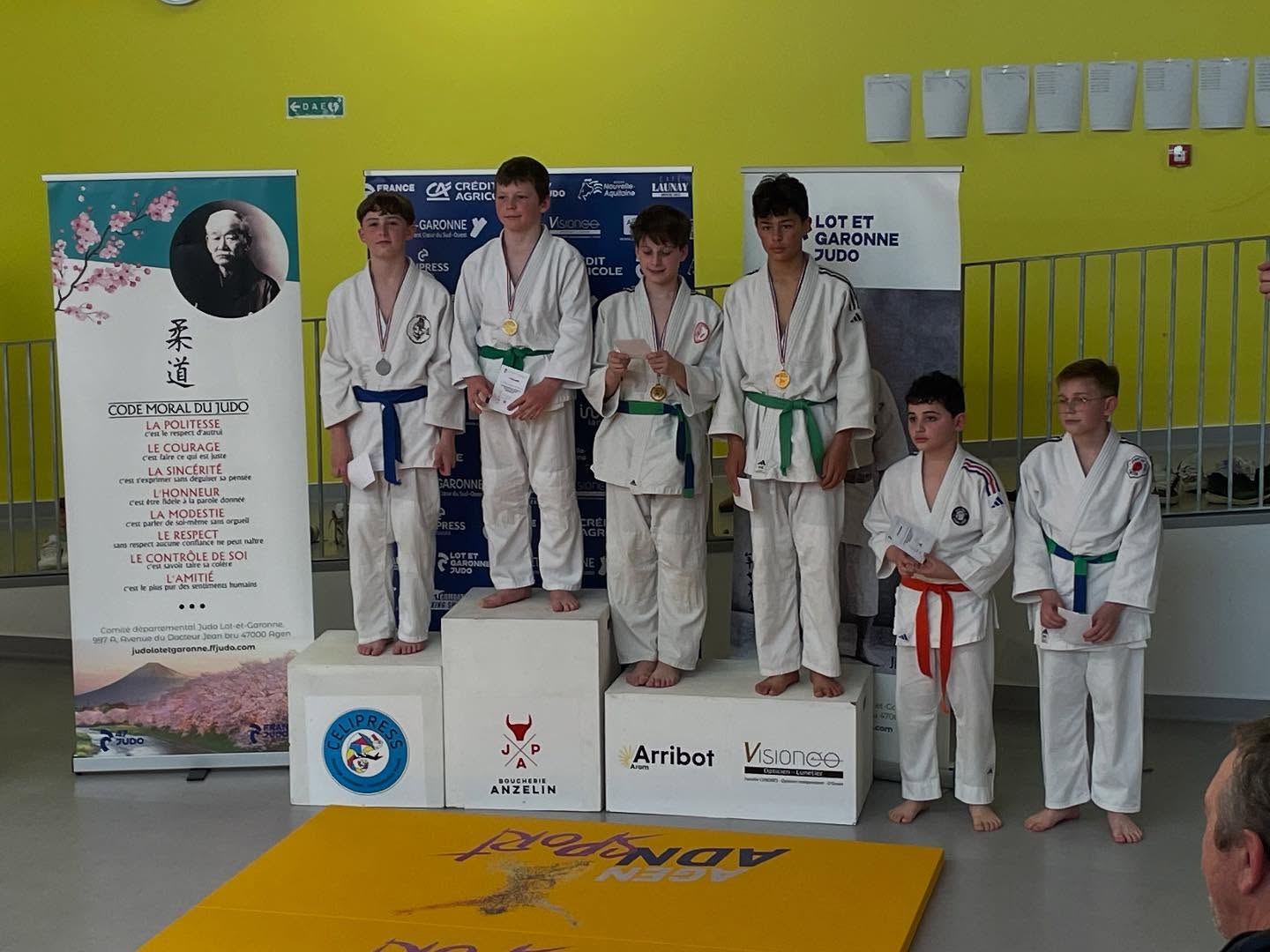 Samedi 15 mars Chpt départemental Cadette à Dax félicitation à Pauline Giffard Nazarewicz, qui a décroché une magnifique 3ᵉ place 🥉
Dimanche 16 mars critérium zone 40/64/47 à Agen
Maël Martin décroche une belle 2ᵉ place et ce sélectionne pour les région le 3 mai prochain.
Une belle performance qui récompense son travail et sa détermination.
Laya Bouvier Basque et Ema Giffard Nazarewicz
ont livré de beaux combats et montré un potentiel prometteur pour la suite.
C’est un excellent début pour ces premières années, de quoi augurer de belles réussites à venir !
Un grand bravo et félicitations à nos jeunes talents 🤩💪🥋🔥🤙
#dojostmartinois
#Judo #Compétition #ZoneBenjamin #Régions #Qualification #EspritCombatif #Persévérance #BravoLesJudokas #Fierté #Sport #PassionJudo #TeamJudo #Détermination #EnRoutePourLesRégions
#judosaintandredeseignanx
#judoclubcotebascolandais