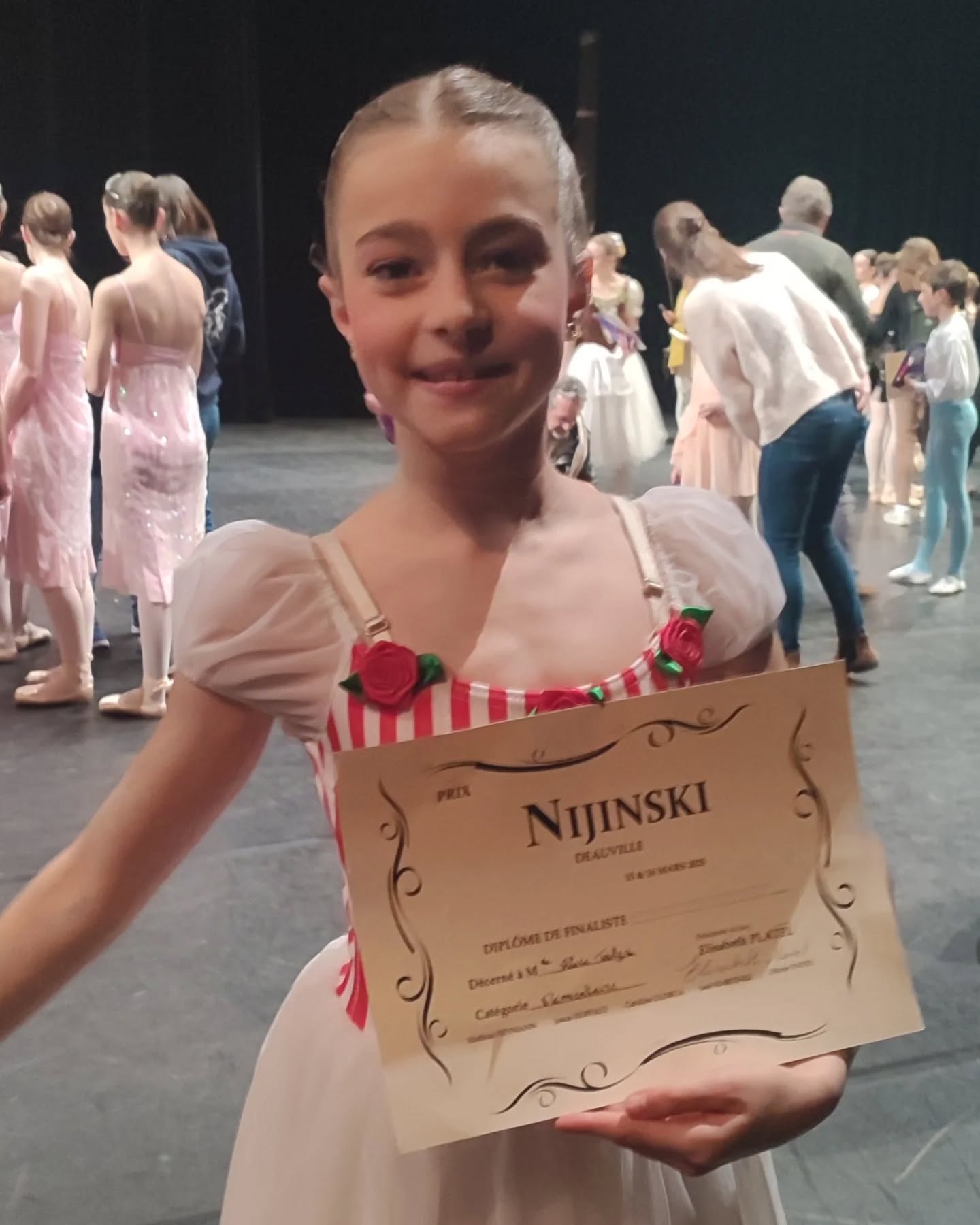✨Retour sur un très beau weekend au Prix Nijinski ✨
🌸Un magnifique concours ! Bravo et merci aux organisateurs @compagnie_francois_mauduit @francoismauduit
Un jury d'exception! Un très beau niveau! Une réelle chance!
✨Bravo à notre Alice, finaliste de ce grand concours.
Nous sommes très fière d'elle ! De ses passages sur scène, de ses progrès réalisés, et de son enthousiasme ! Bravo à cette jeune danseuse !✨
🌸Merci à ses parents pour leur confiance et leur accompagnement. @etd1007
Merci à toutes et tous pour vos encouragements et votre soutien tout au long du weekend 🌸
Dansons!
@clairebnrtinstapro @marie_girard_inspiration_mg @xabibdx
#eysinesmaville #eysines #eysinesculture #bordeaux #bordeauxmaville #bordeauxmetropole #merignacmaville #merignac #lebouscat #bruges #lehaillan #deauville #prixnijinski #bassindarcachon #Blanquefort #saintmedardenjalles #lacinquiemearabesque #danseclassique #danse #ballet #concoursinternationaldedanse