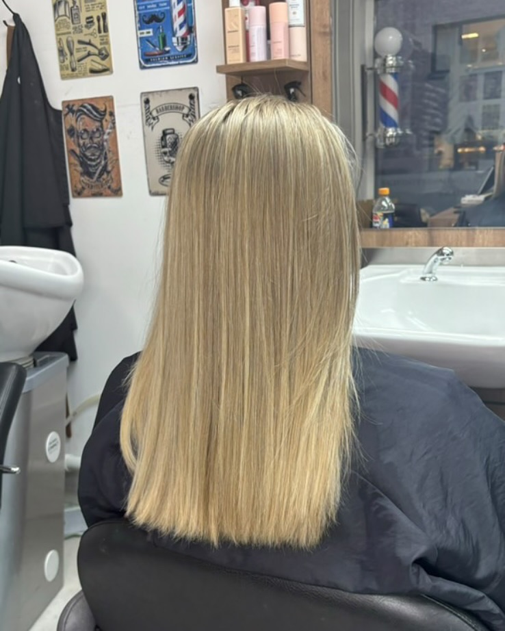 ✨ Klar for å oppgradere håret ditt? Anastasiia på JK Beauty har skapt magi med en fantastisk stripperbehandling! Få en lysere, friskere look med perfekt resultat. Kom til oss for å få den friske looken du alltid har drømt om! 💇♀️
📍 JK Beauty
#HairTransformation #StrippingHair #FrisørMagie #LysereHår #FriskOgVakreHår