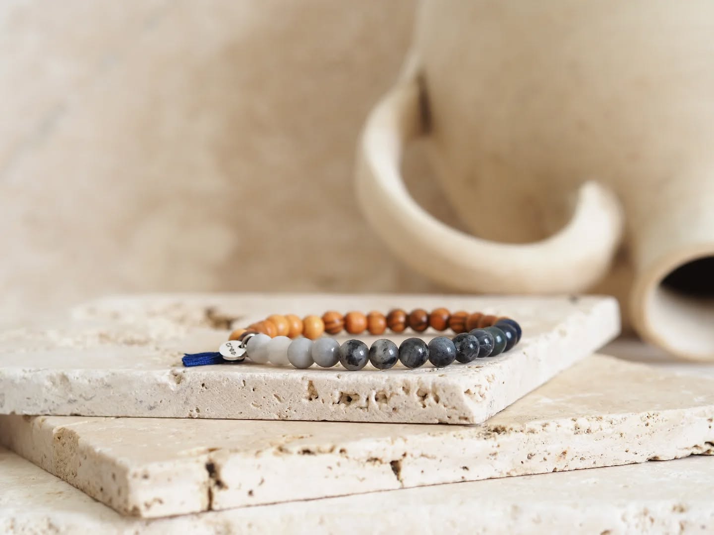 ✨ Le chakra du 3e œil ✨
Symbolisant l'intuition et la clarté mentale, ce chakra, situé entre les sourcils, est comme une fenêtre sur l'âme et l'univers. 🌌
Il ouvre les portes à la vision intérieure et à une compréhension profonde du monde qui nous entoure. 🍀
Cultive-le à travers la méditation, les rêves et l'écoute de ton intuition. Laisse ta lumière intérieure guider ton chemin. 💫
📸 @trez.creation
.
.
.
.
.
#trezcreation #ajna #ThirdEyeChakra #Intuition #Spiritualité #connexionintérieure #jewelry