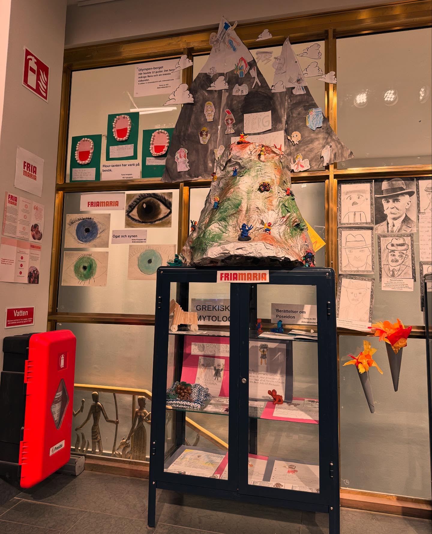 Nytt innehåll i montrarna på Tranströmer-biblioteket: Kroppen och Grekisk mytologi. Ta en sväng förbi och kika! Stoltheten över barnens arbete har inga gränser ✨