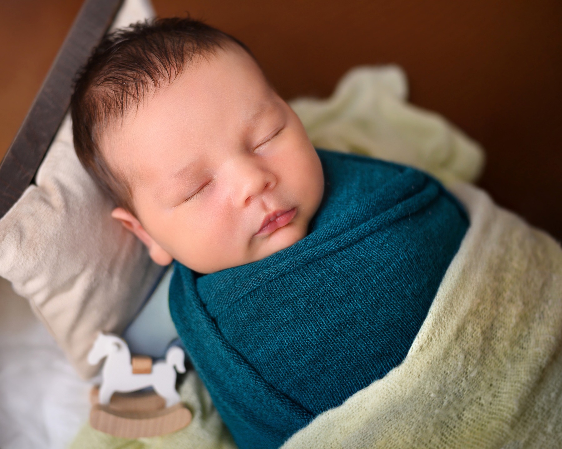 ✨ Saúl, 12 días de puro amor ✨
Las sesiones newborn suelen hacerse entre el día 6 y el 9 (Puede variar un poquito) cuando los bebés duermen más profundo y se mueven menos. Pero cada bebé es diferente, y Saúl llegó al estudio con casi 12 días, un poquito más despierto y curioso de lo habitual. 😍
Dormirlo tomó su tiempo, pero cuando finalmente cerró los ojitos, nos regaló momentos hermosos. 🥰 Aunque pasados ciertos días el sueño es más liviano y cuesta un poco más acomodarlos, con paciencia logramos sacar lo mejor de él mientras estaba relajadito y durmiendo.
Si estás esperando a tu bebé, agenda con tiempo su sesión para que podamos lograr esas fotos tan especiales. 💕📷
.
.
.
.
.
.
#sesionnewborn #fotografiadebebes #fotografiadebebe #mamaprimeriza #fotografiainfantil #newbornbaby #newbornphoto #newbornbabyboy #momlife #babyphotoshoot #babyphotographer #maternityshoot #newbornphotos #lactanciamaterna #babyphotos