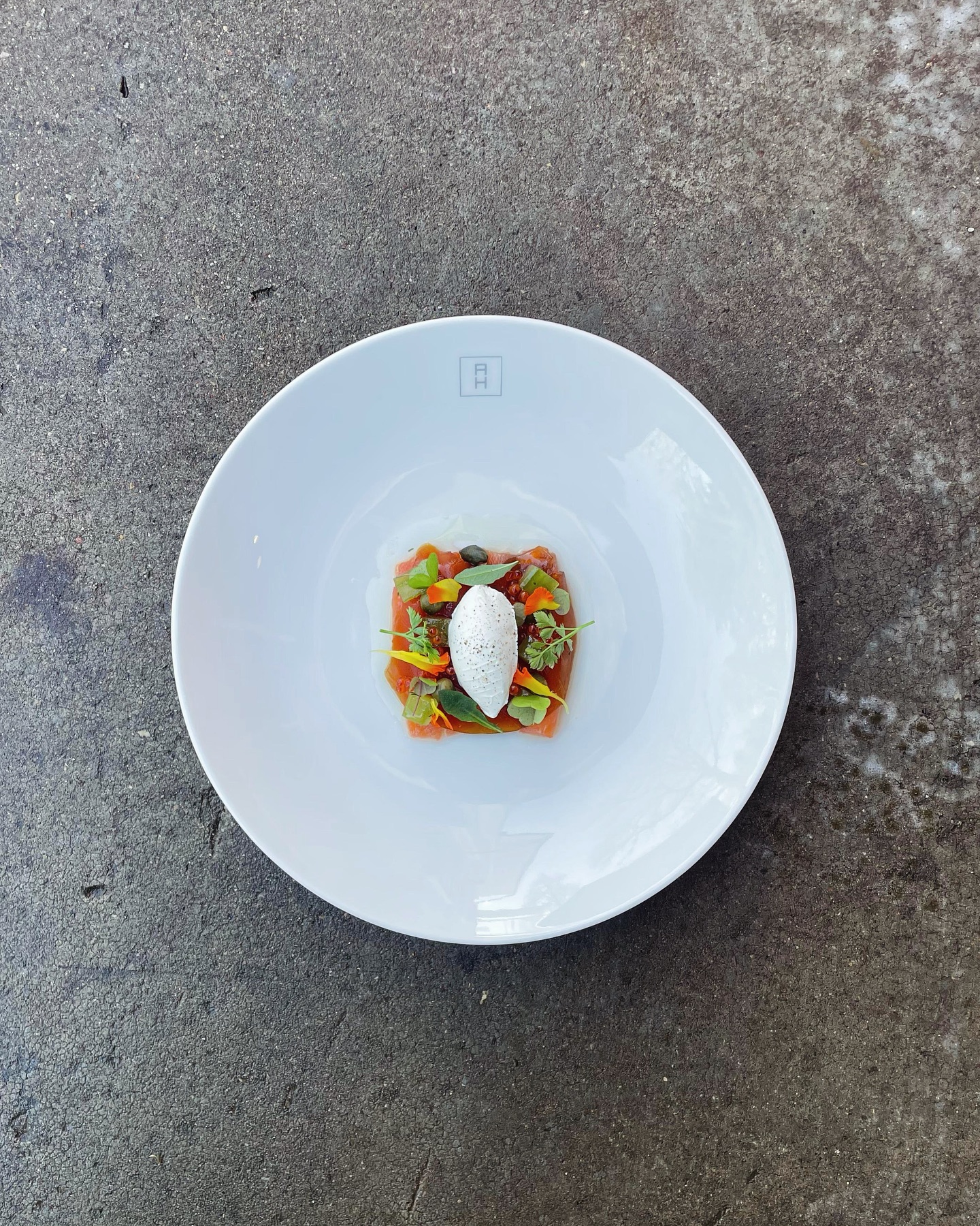 Uzkoda no restorāna ēdienkartes - vietējā forele, tomātu dashi.
#annashotel #annashotelspa #restorānskannas @lyosha_pugovitsa