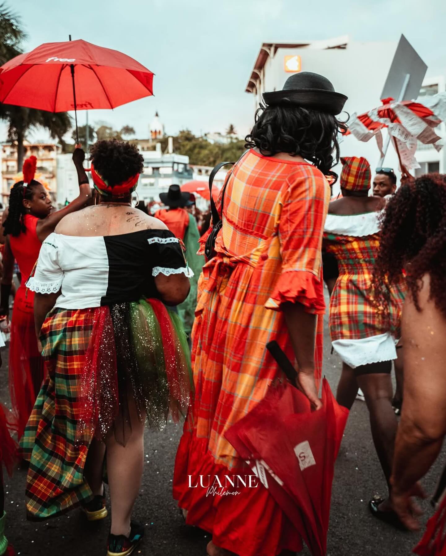 Mardi Gras, au carnaval de Martinique ! 👹
Les rues vibrent au rythme des pas de la foule en rouge, des tambours et des rires. Que j’aime ça !
Photographie de @almadalua__ .